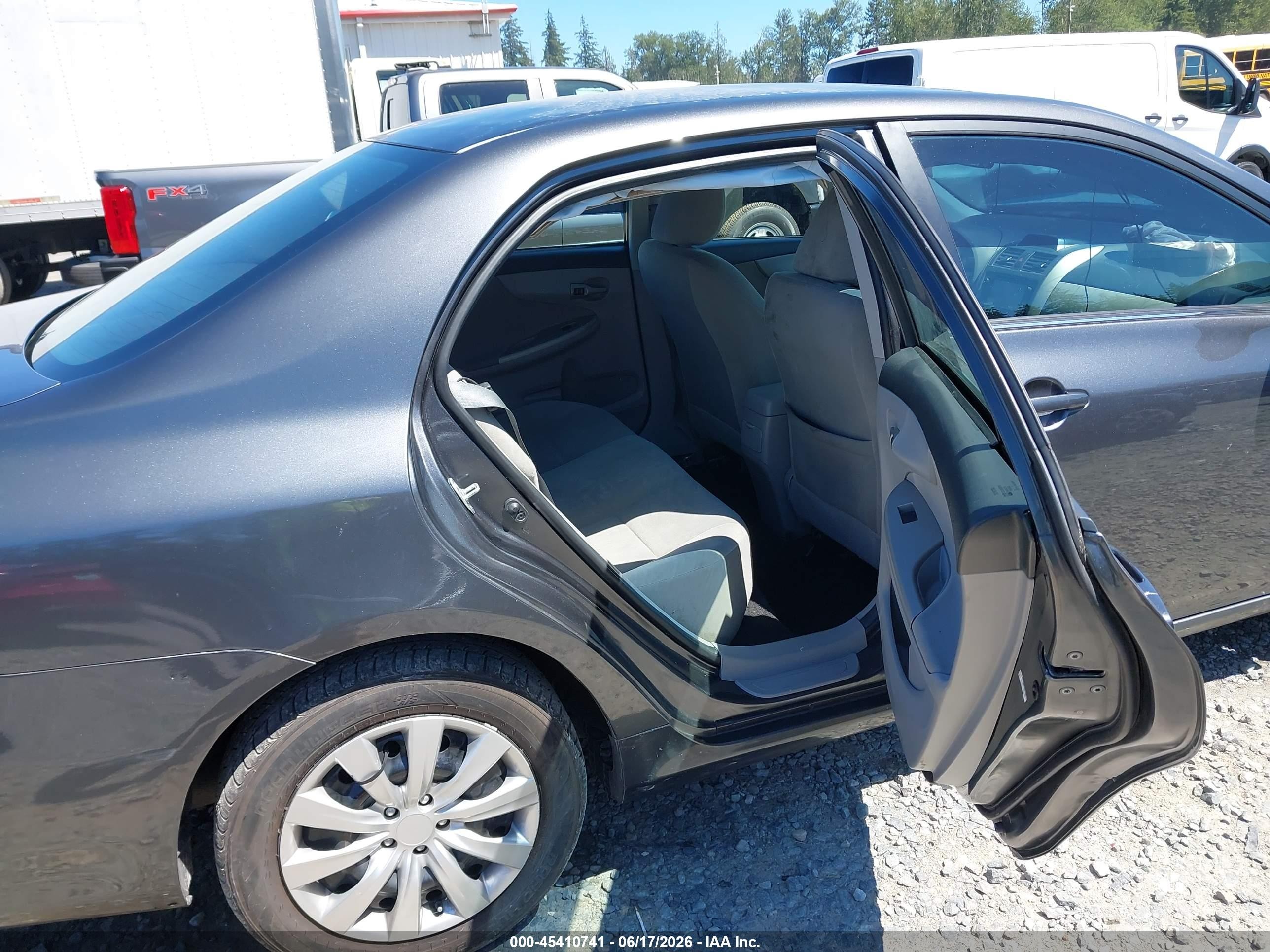 2013 Toyota Corolla Le Gray vin: 2T1BU4EE8DC003880