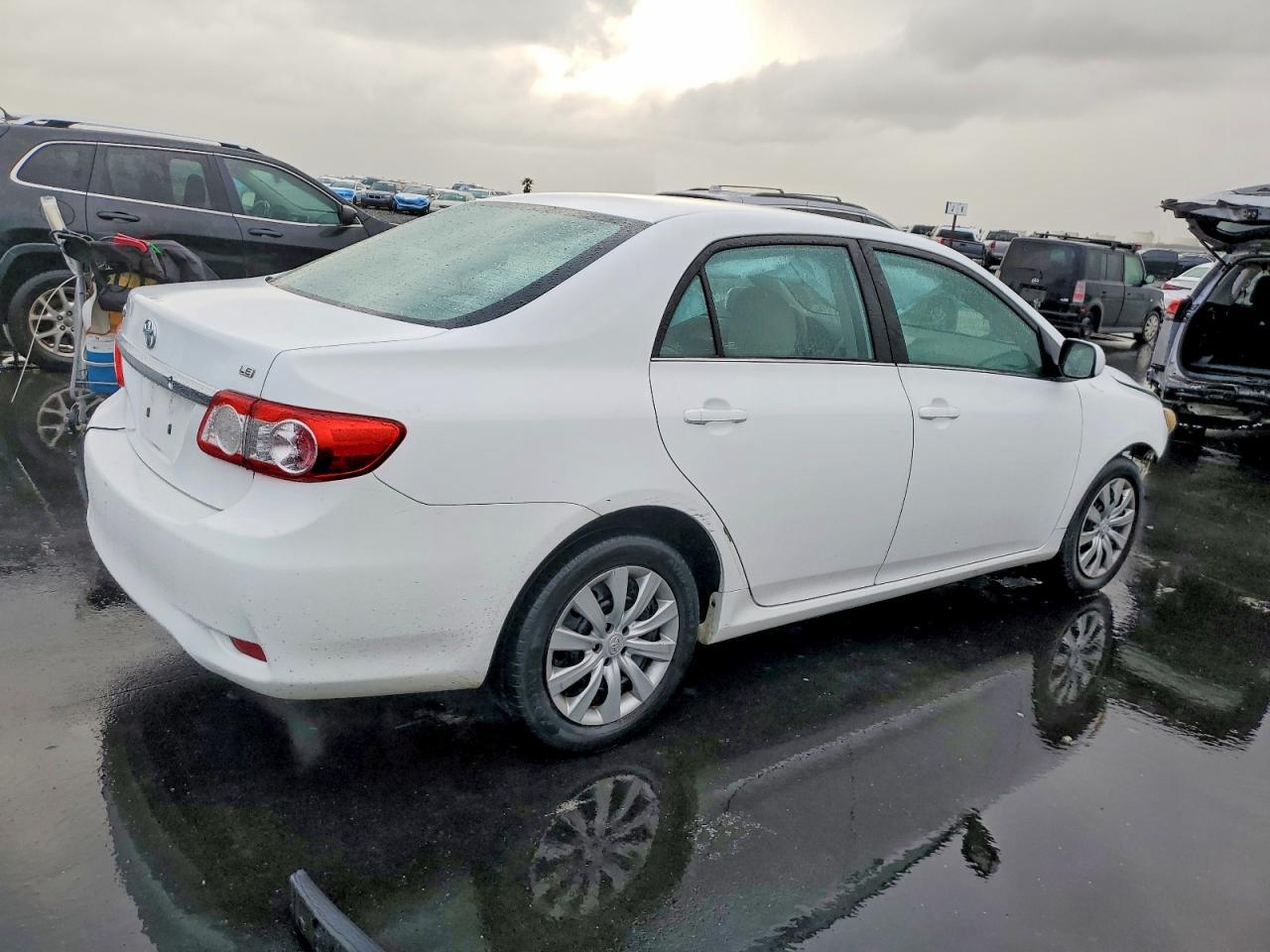 2013 Toyota Corolla Base White vin: 2T1BU4EE8DC088719