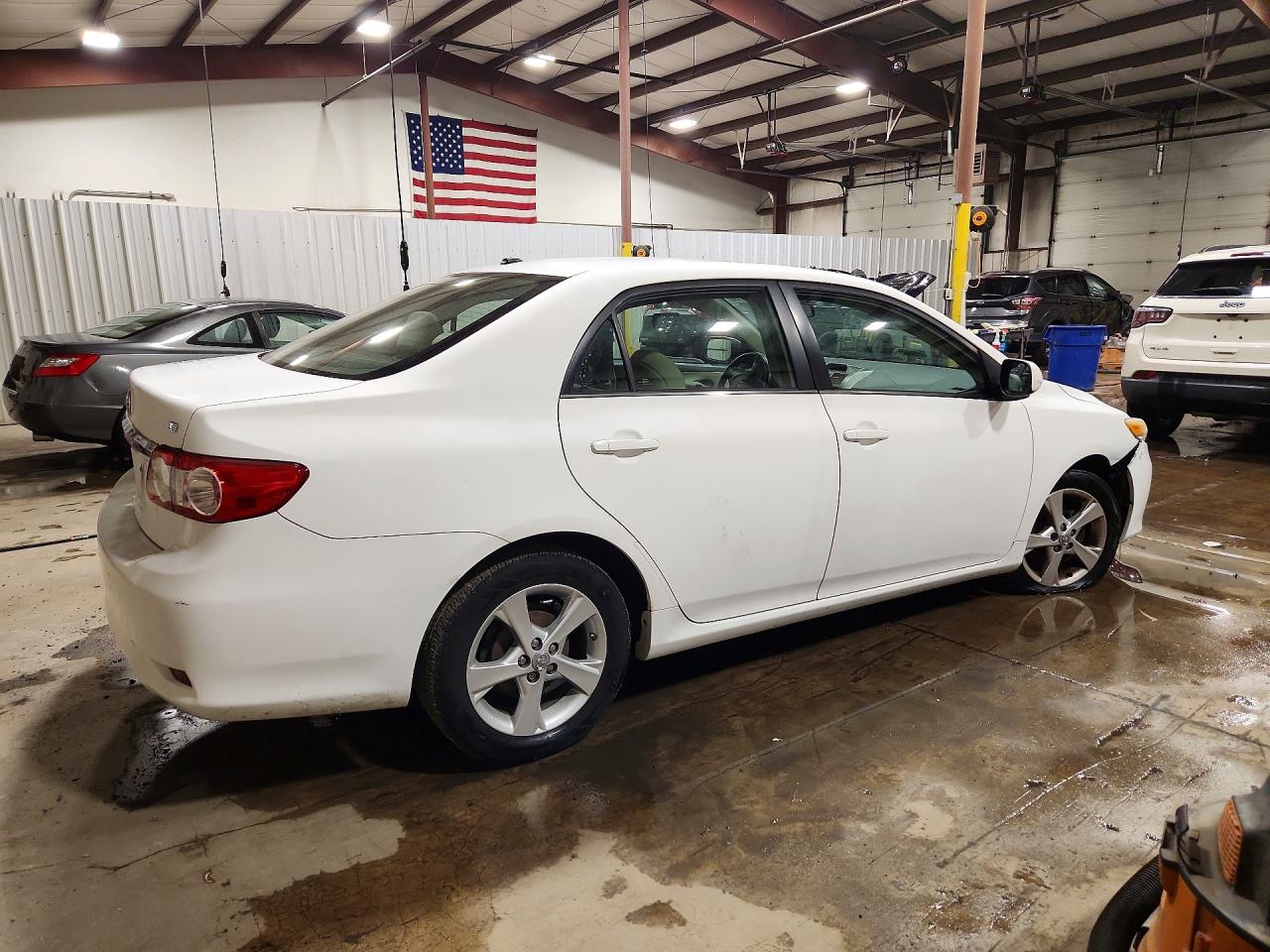 2013 Toyota Corolla Le White vin: 2T1BU4EE8DC918924