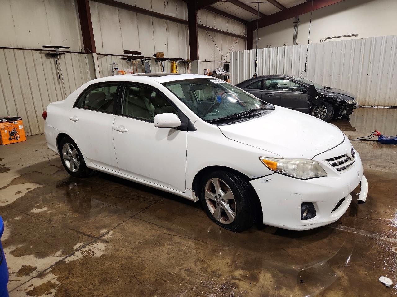 2013 Toyota Corolla Le White vin: 2T1BU4EE8DC918924