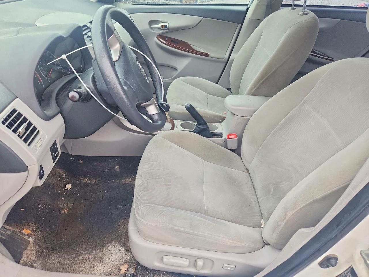 2011 Toyota Corolla Base White vin: 2T1BU4EE9BC577238