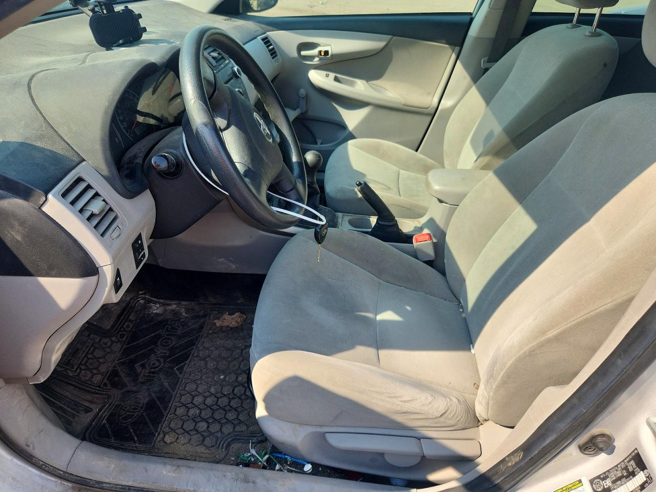 2011 Toyota Corolla Base Silver vin: 2T1BU4EE9BC628110