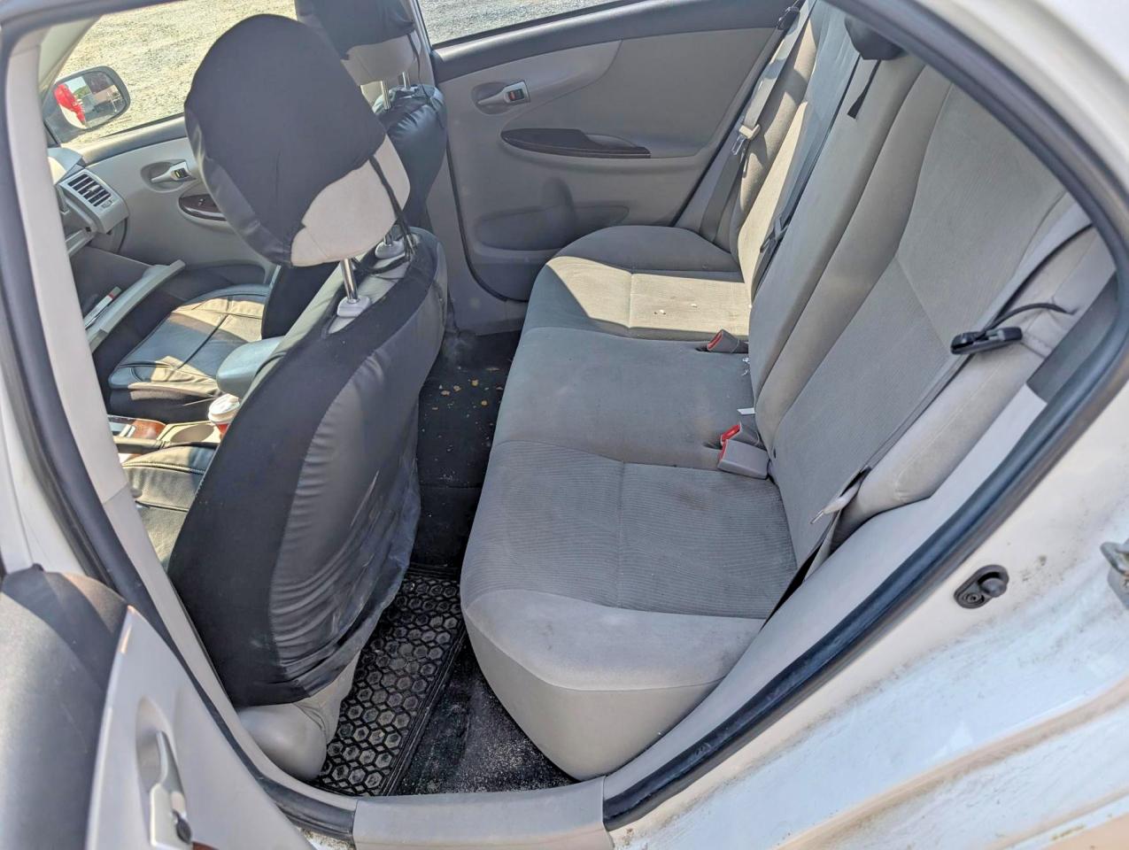 2011 Toyota Corolla Base White vin: 2T1BU4EE9BC714582