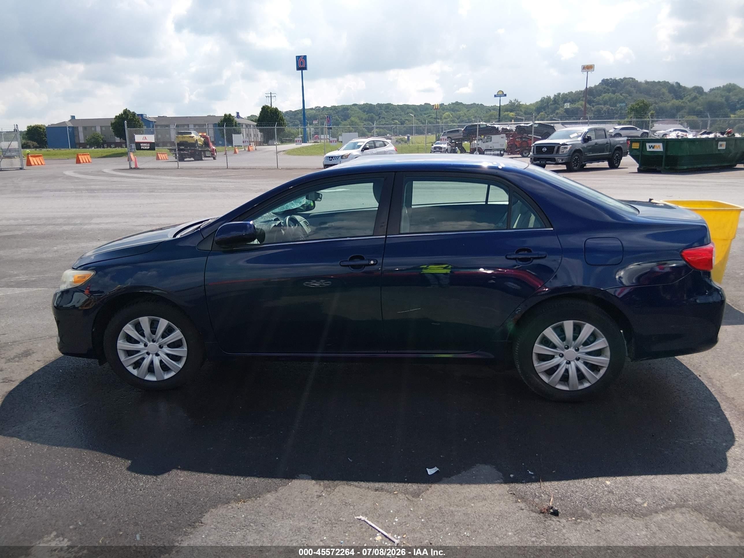 2013 Toyota Corolla Le Blue vin: 2T1BU4EE9DC094612