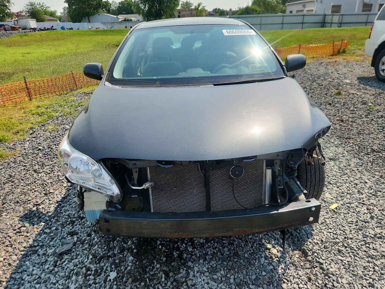 2013 Toyota Corolla Le Gray vin: 2T1BU4EE9DC098109