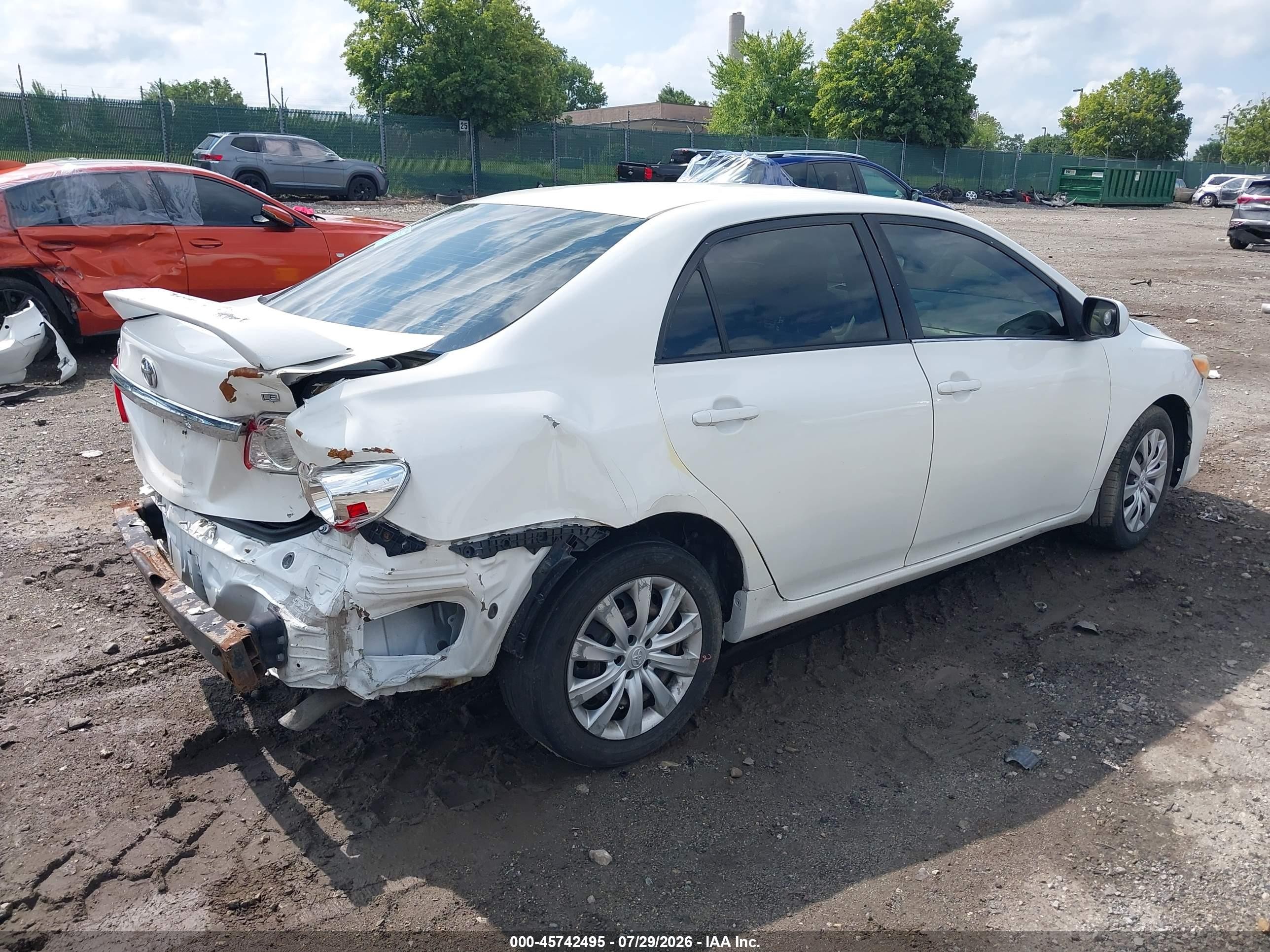 2013 Toyota Corolla Le White vin: 2T1BU4EE9DC946425