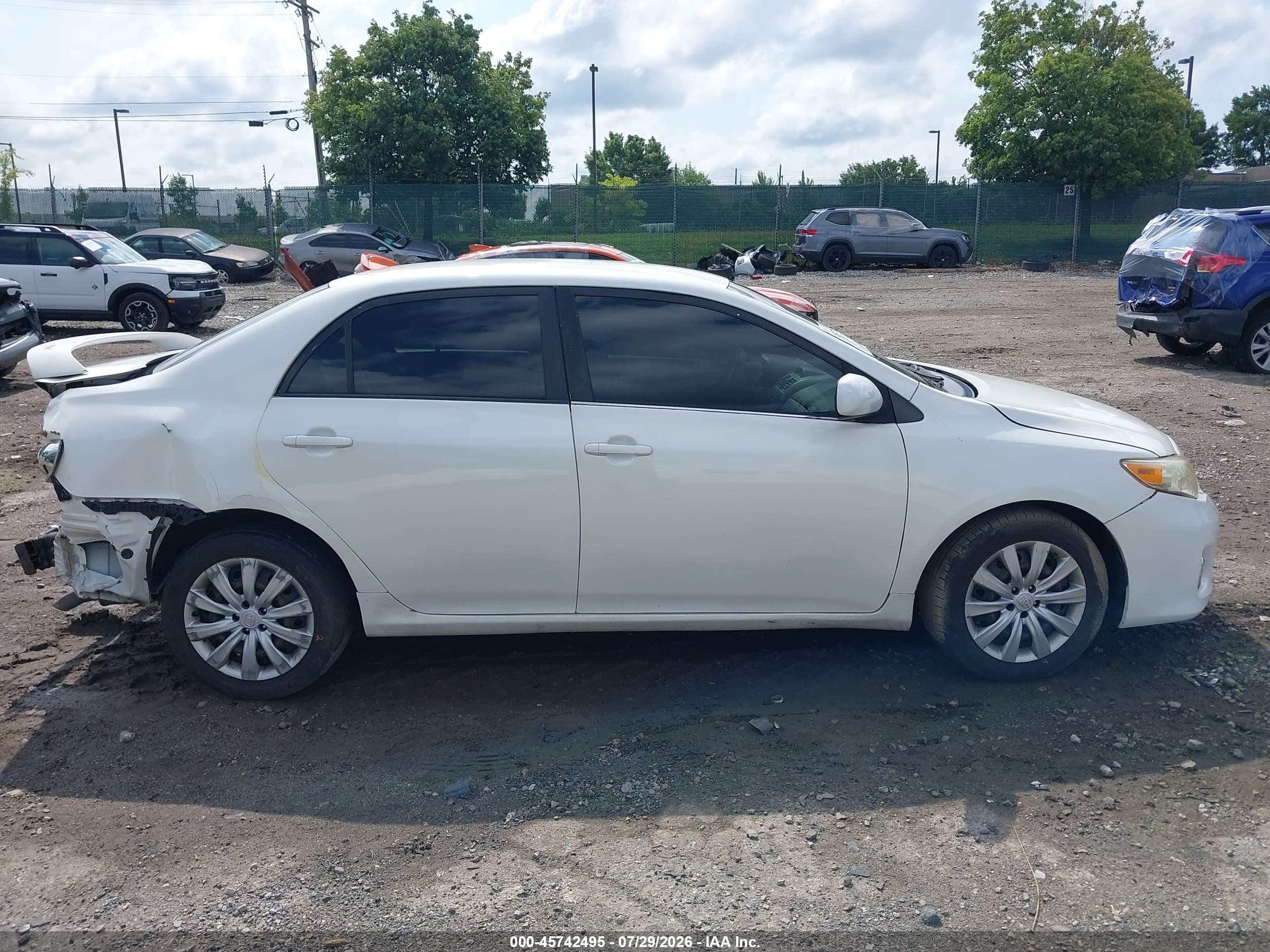2013 Toyota Corolla Le White vin: 2T1BU4EE9DC946425