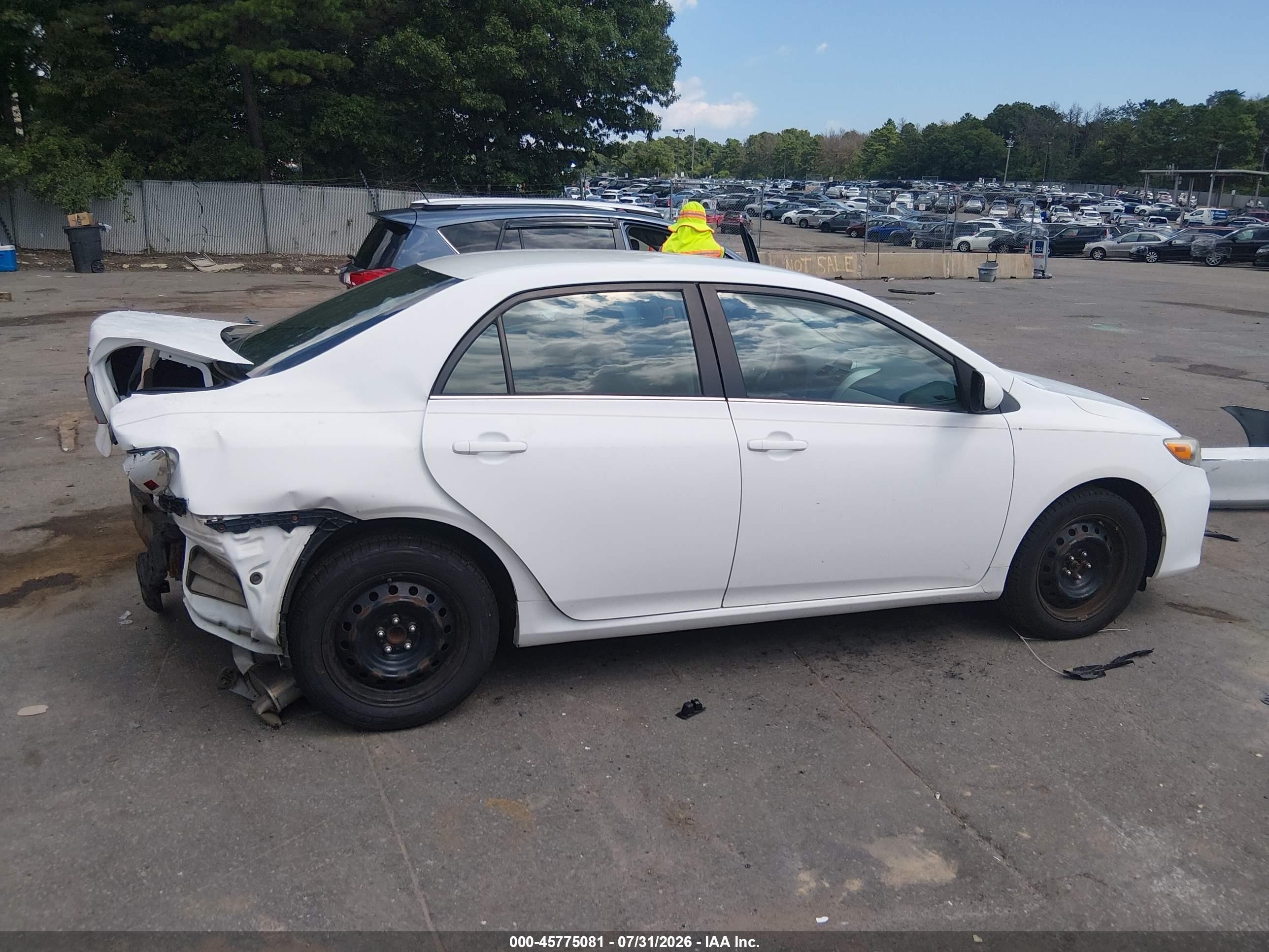 2013 Toyota Corolla Le White vin: 2T1BU4EE9DC969414
