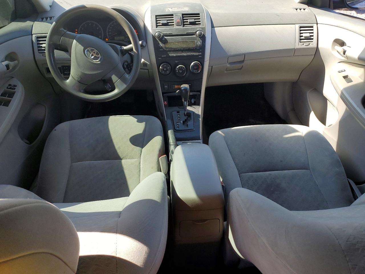2010 Toyota Corolla Base Серебряный vin: 2T1BU4EEXAC304484