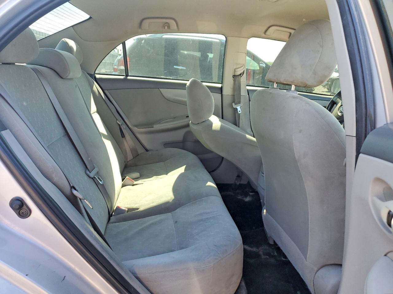 2010 Toyota Corolla Base Серебряный vin: 2T1BU4EEXAC304484