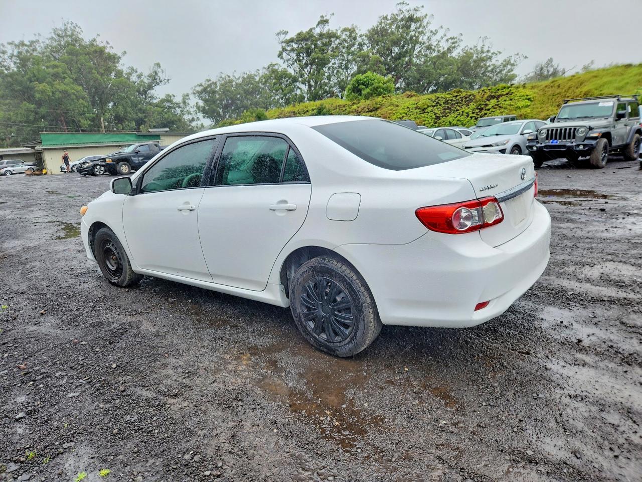 2011 Toyota Corolla Base White vin: 2T1BU4EEXBC537783
