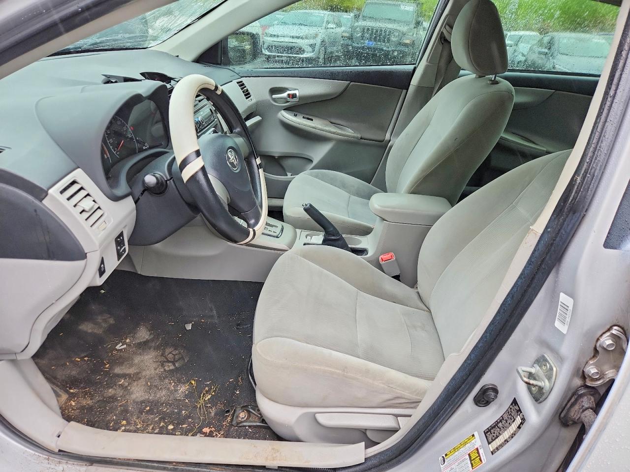 2011 Toyota Corolla Base White vin: 2T1BU4EEXBC537783