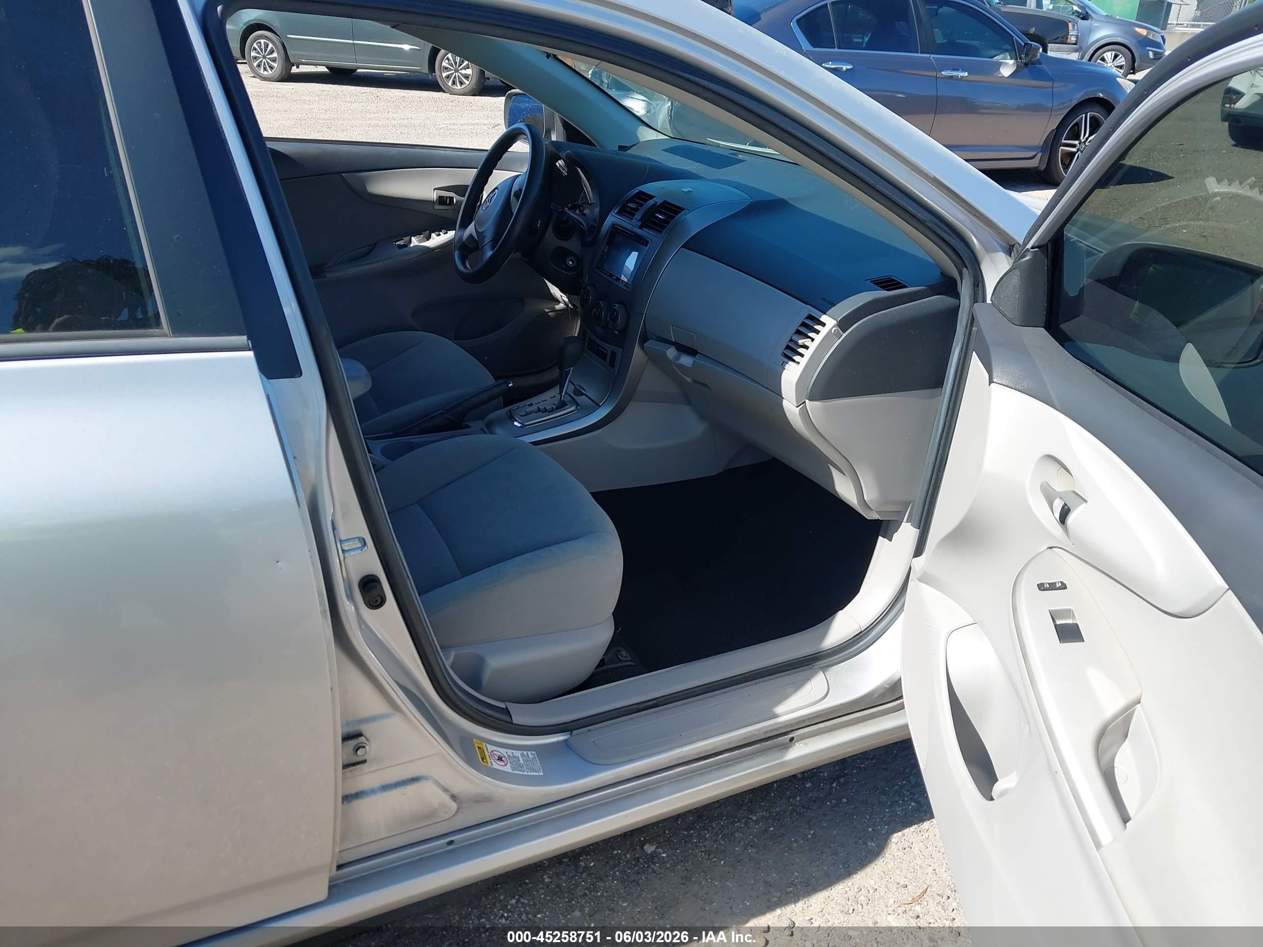 2011 Toyota Corolla Le Silver vin: 2T1BU4EEXBC581203