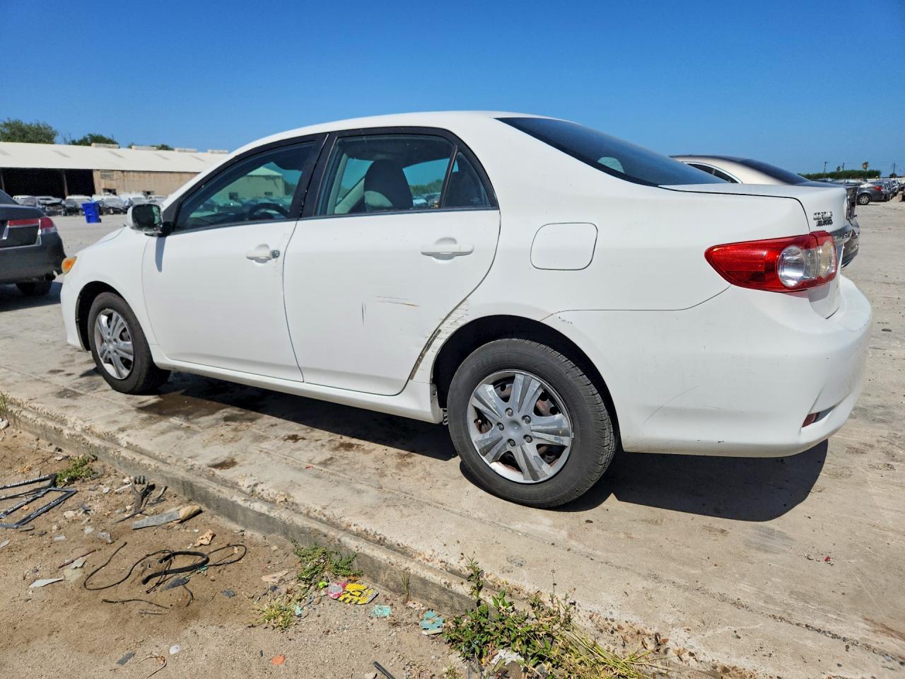2011 Toyota Corolla Le White vin: 2T1BU4EEXBC588877