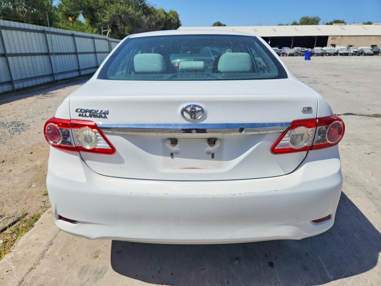 2011 Toyota Corolla Le White vin: 2T1BU4EEXBC588877
