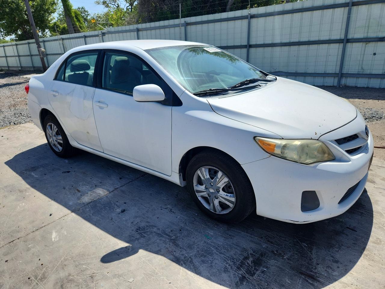 2011 Toyota Corolla Le White vin: 2T1BU4EEXBC588877