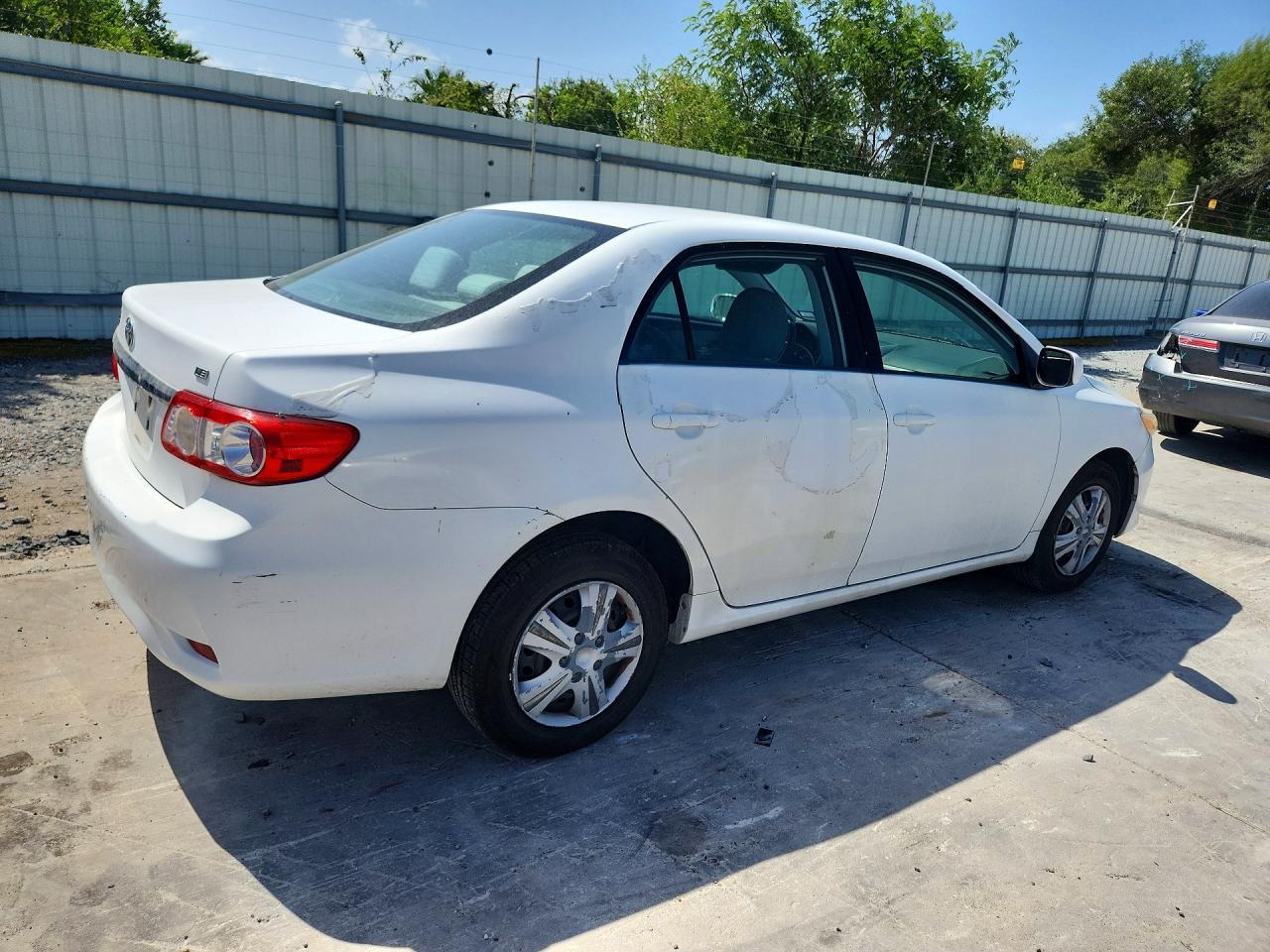 2011 Toyota Corolla Le White vin: 2T1BU4EEXBC588877