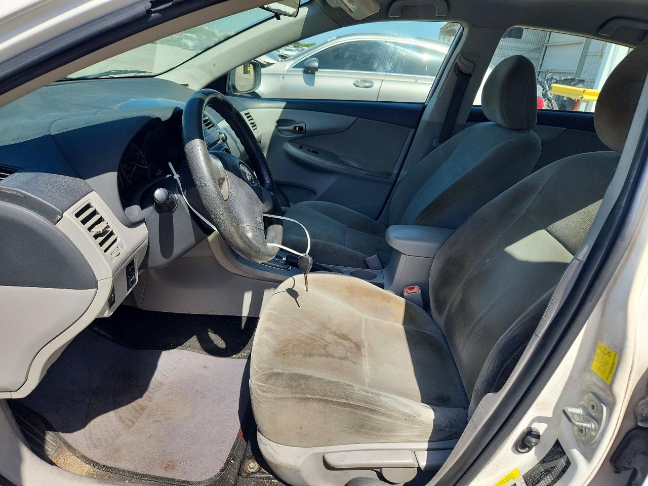 2011 Toyota Corolla Le White vin: 2T1BU4EEXBC588877