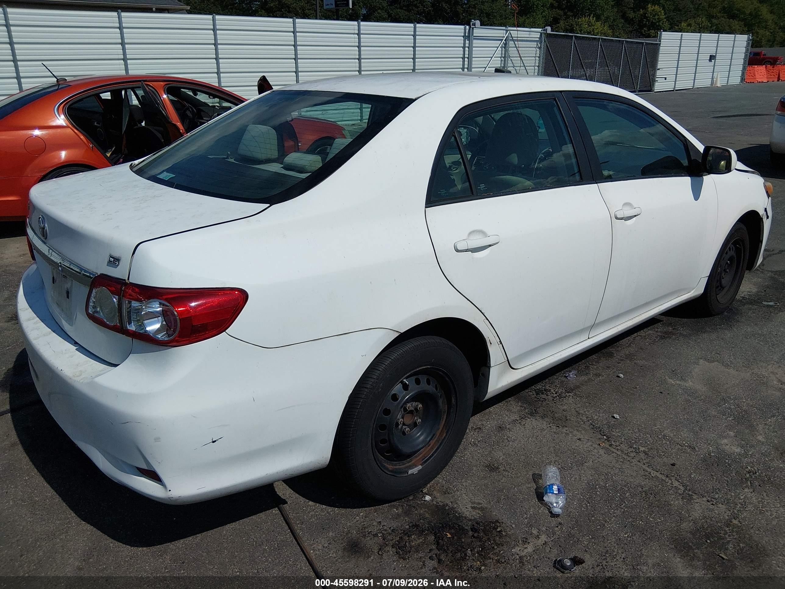 2011 Toyota Corolla Le White vin: 2T1BU4EEXBC727602