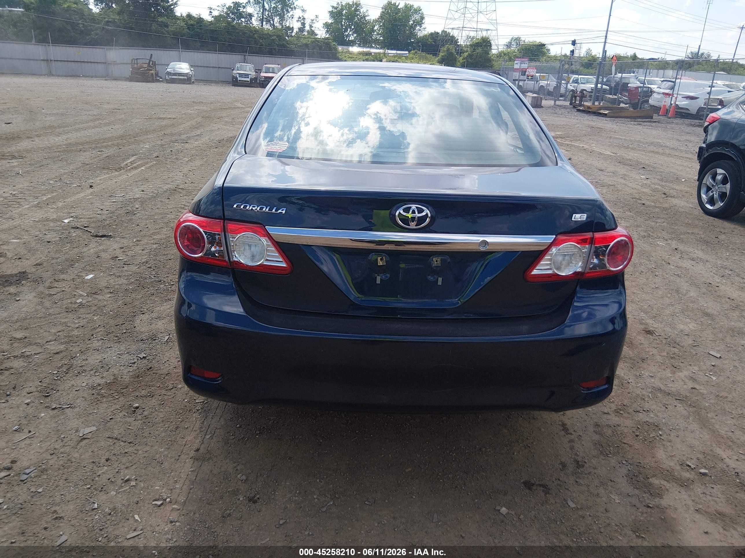 2013 Toyota Corolla Le Dark Blue vin: 2T1BU4EEXDC104810