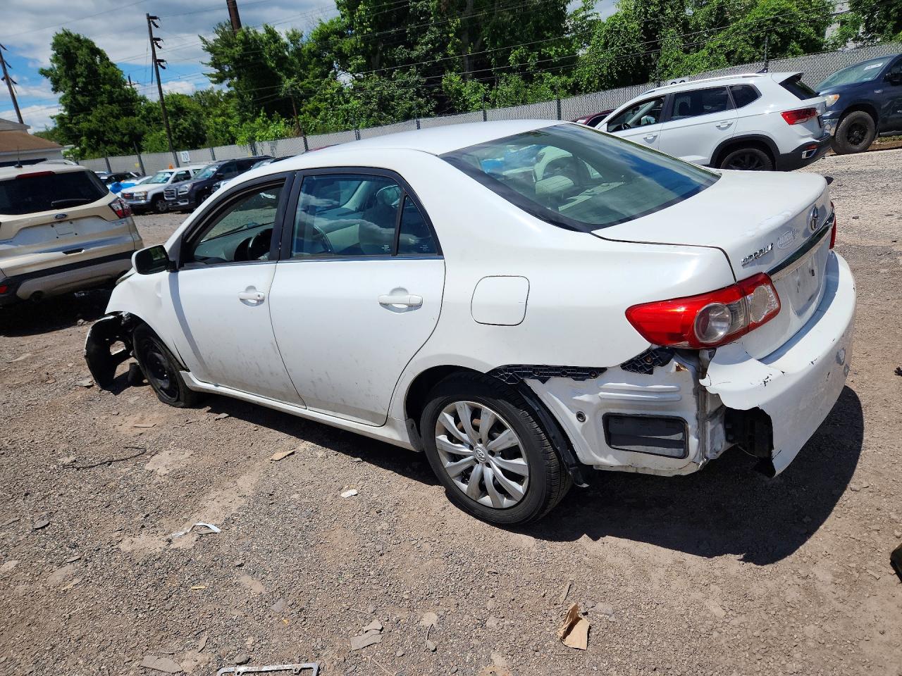 2013 Toyota Corolla Le White vin: 2T1BU4EEXDC928001