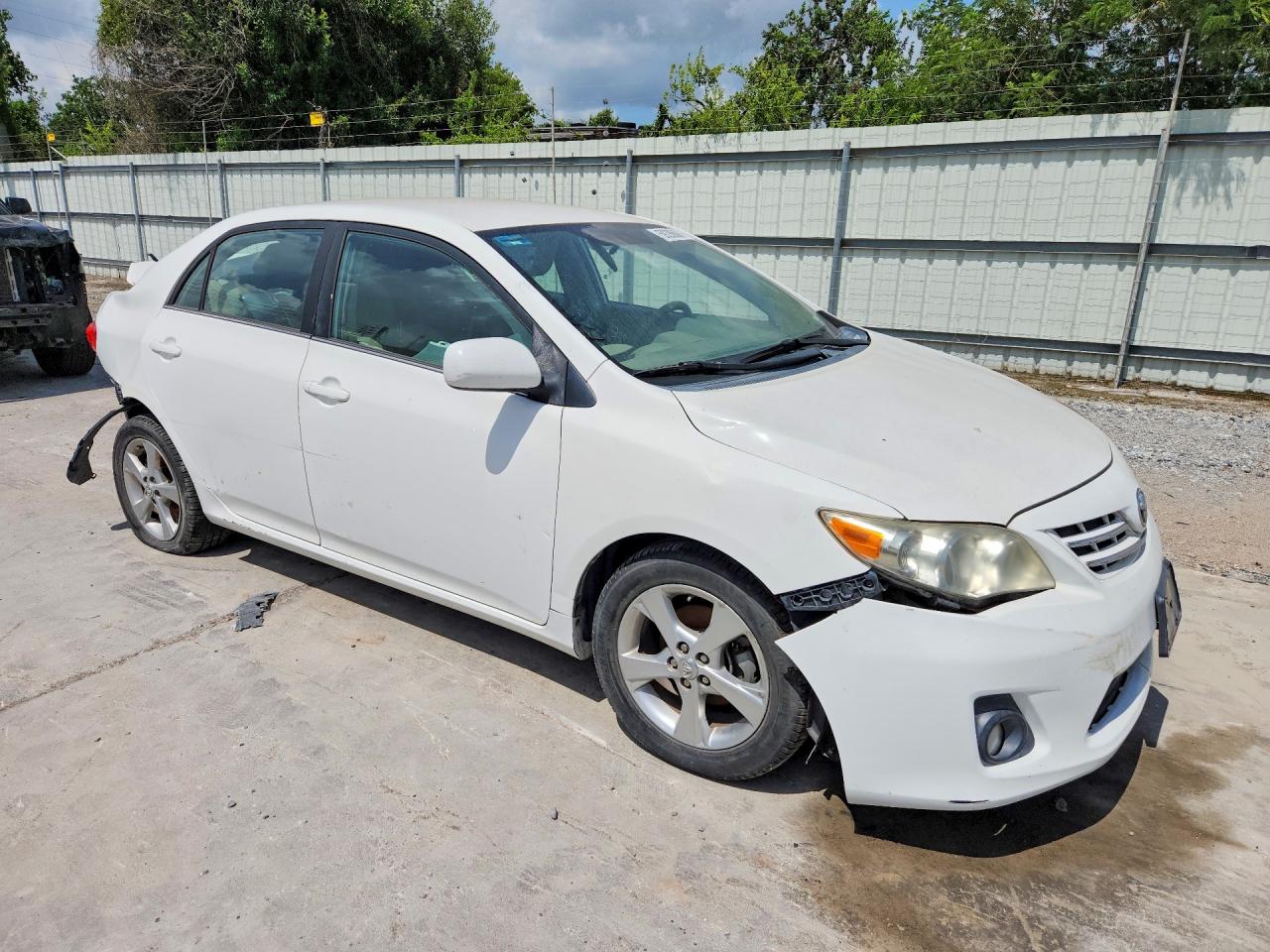 2013 Toyota Corolla L White vin: 2T1BU4EEXDC946630