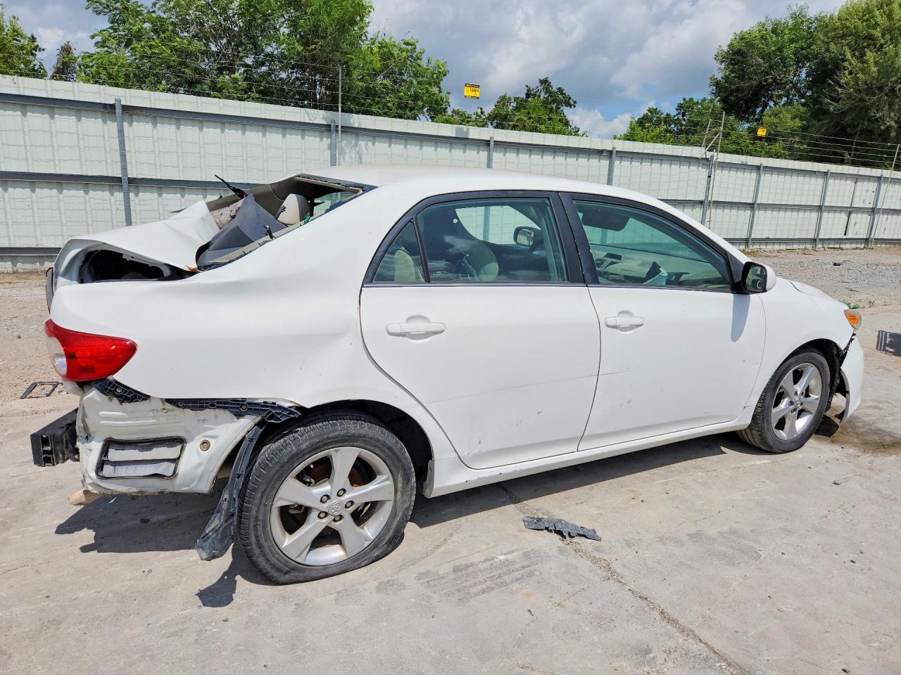 2013 Toyota Corolla L White vin: 2T1BU4EEXDC946630