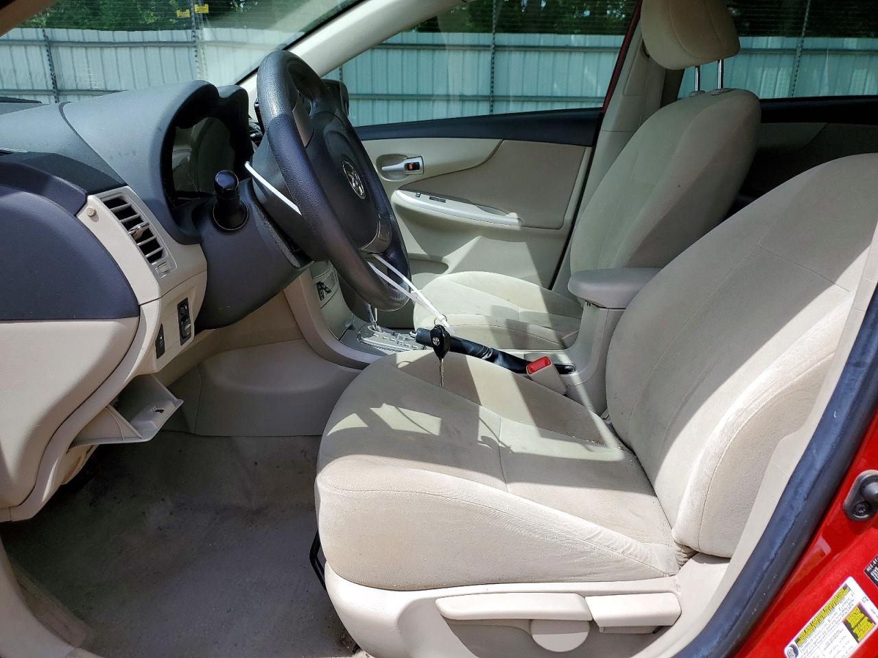 2013 Toyota Corolla Le Red vin: 2T1BU4EEXDC991485