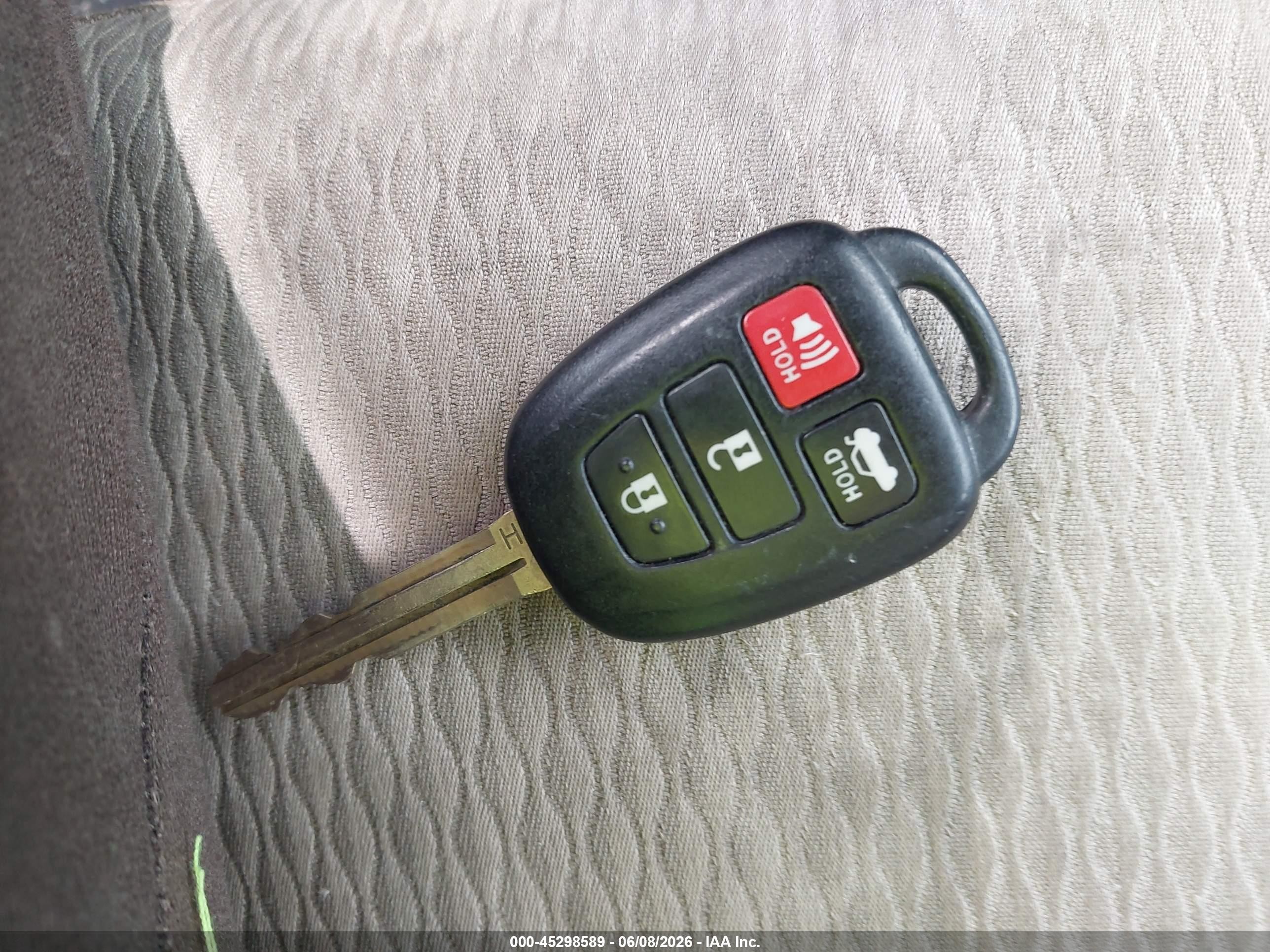 2014 Toyota Corolla Le Red vin: 2T1BURHE0EC109508