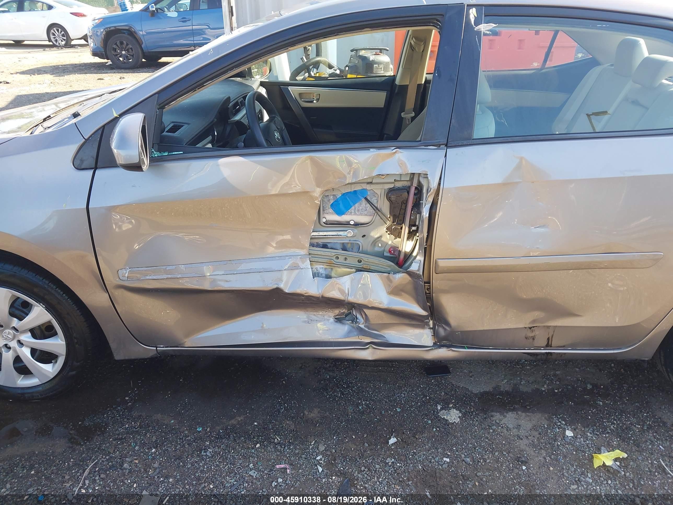 2015 Toyota Corolla Le Brown vin: 2T1BURHE0FC386483