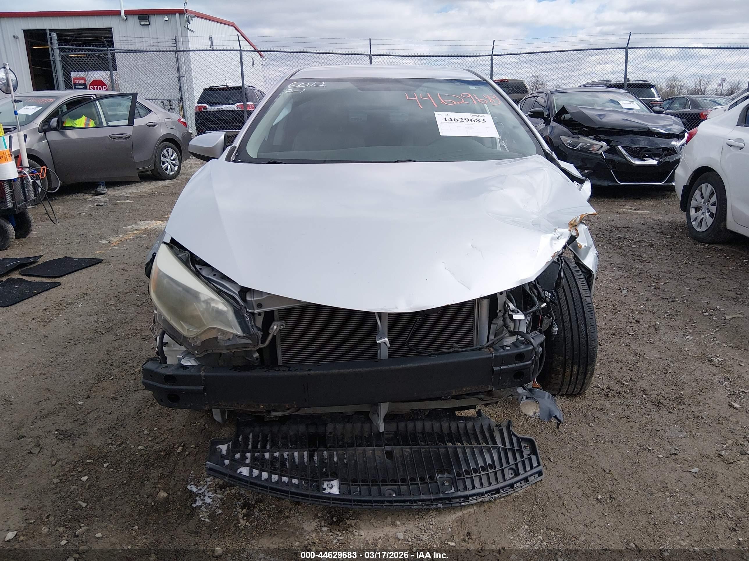 2015 Toyota Corolla Le Silver vin: 2T1BURHE0FC466012