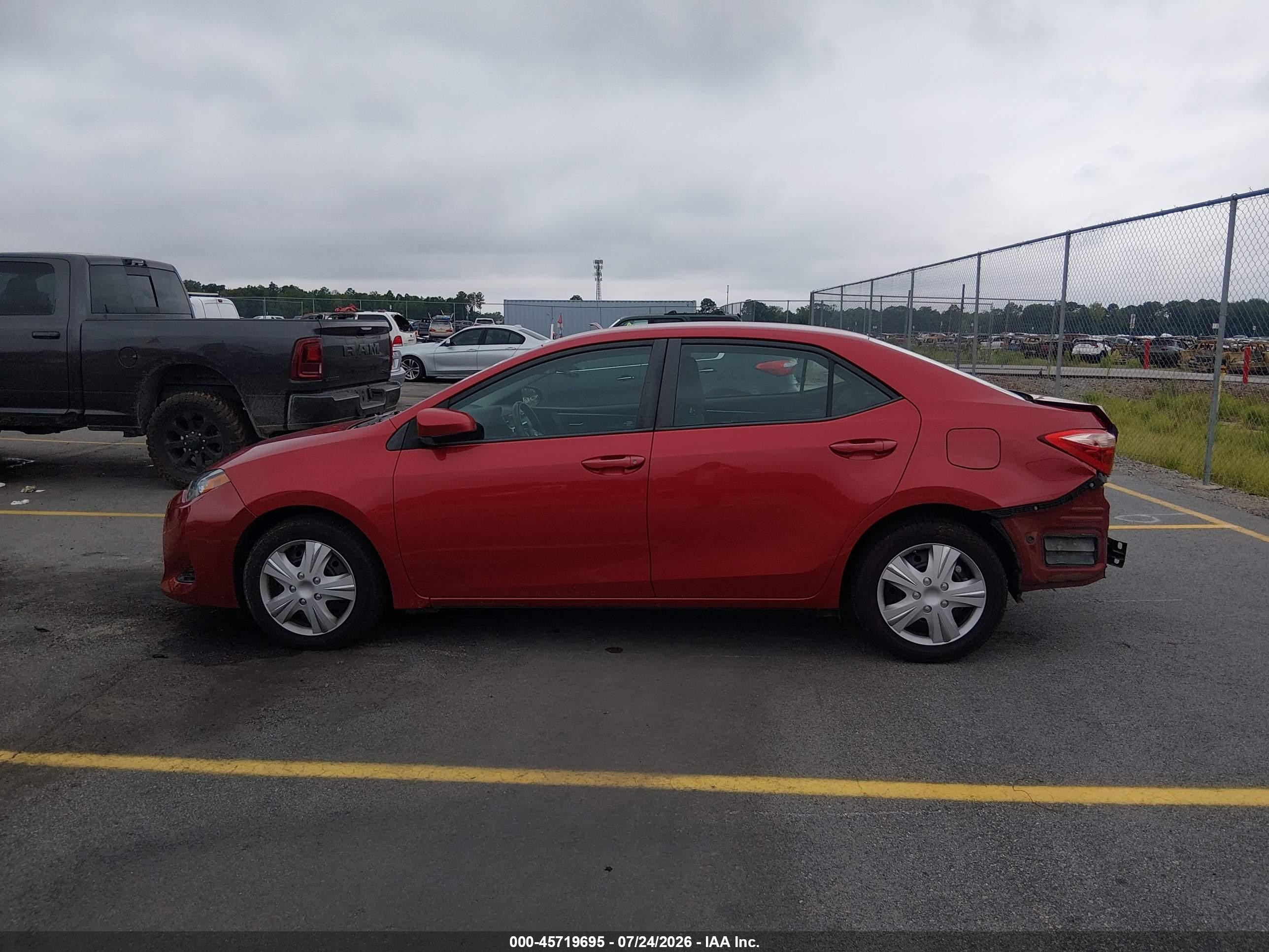 2017 Toyota Corolla Le Red vin: 2T1BURHE0HC904367