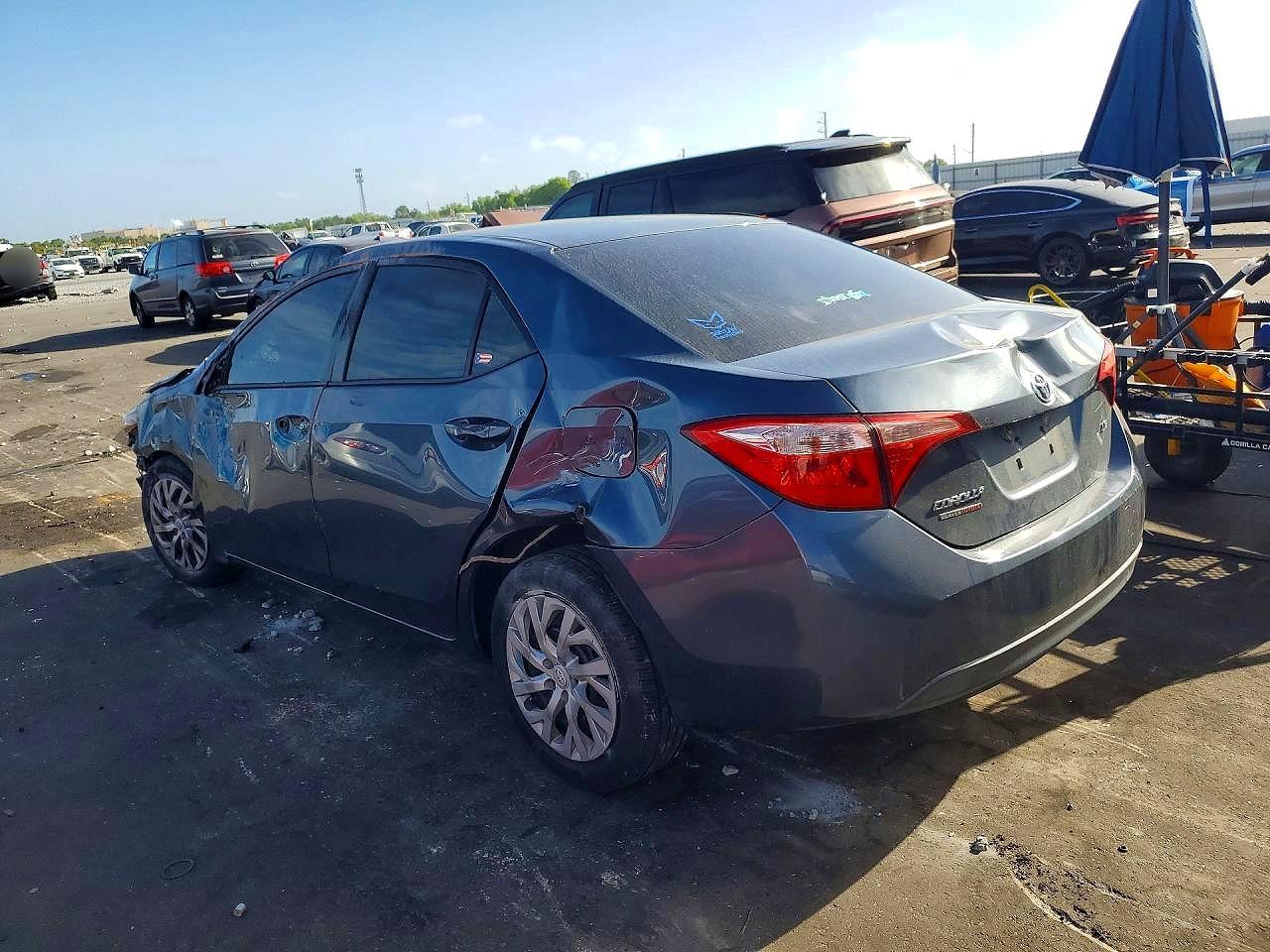 2018 Toyota Corolla Le Gray vin: 2T1BURHE0JC104321