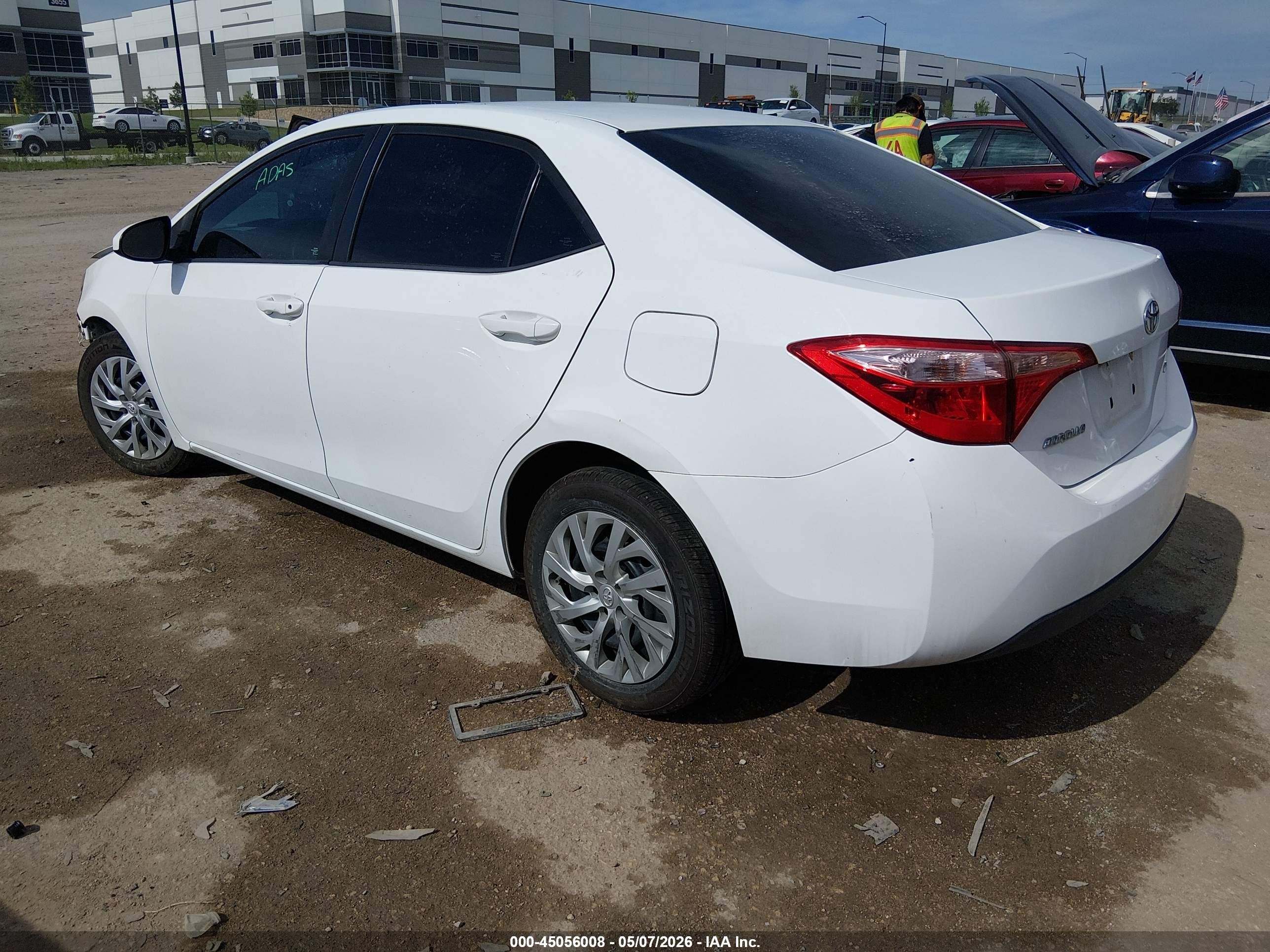 2018 Toyota Corolla Le White vin: 2T1BURHE0JC985909