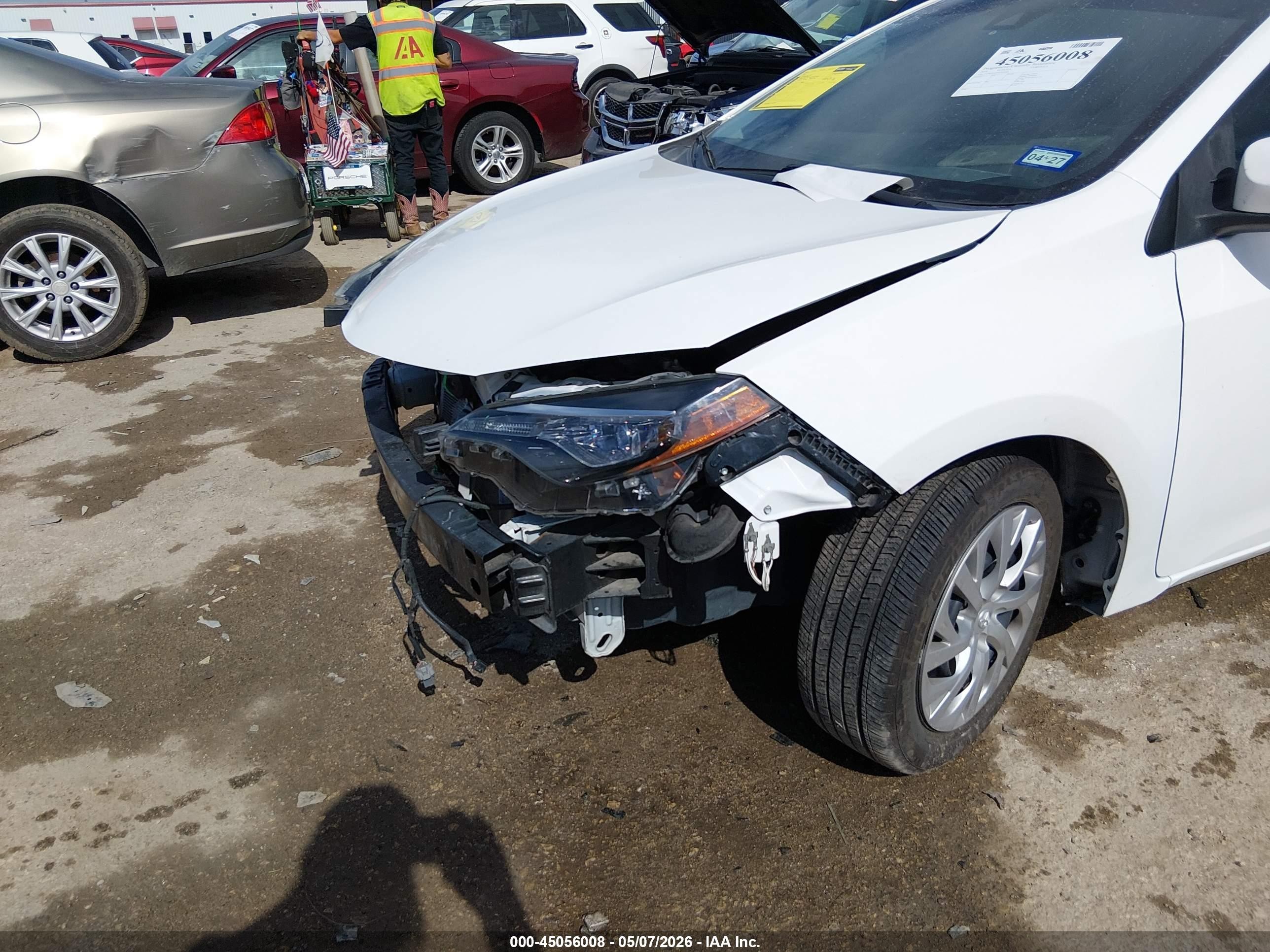 2018 Toyota Corolla Le White vin: 2T1BURHE0JC985909