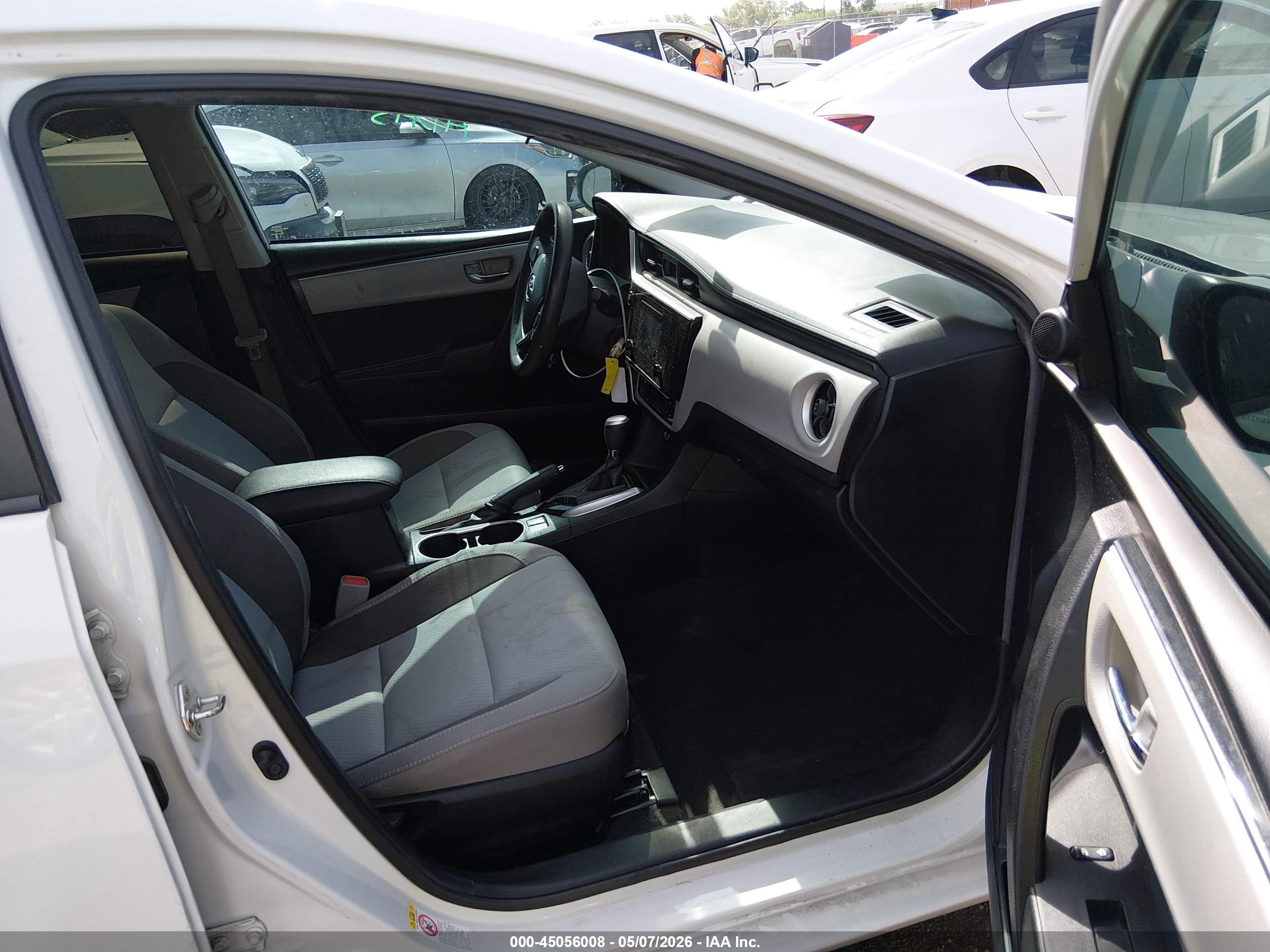 2018 Toyota Corolla Le White vin: 2T1BURHE0JC985909