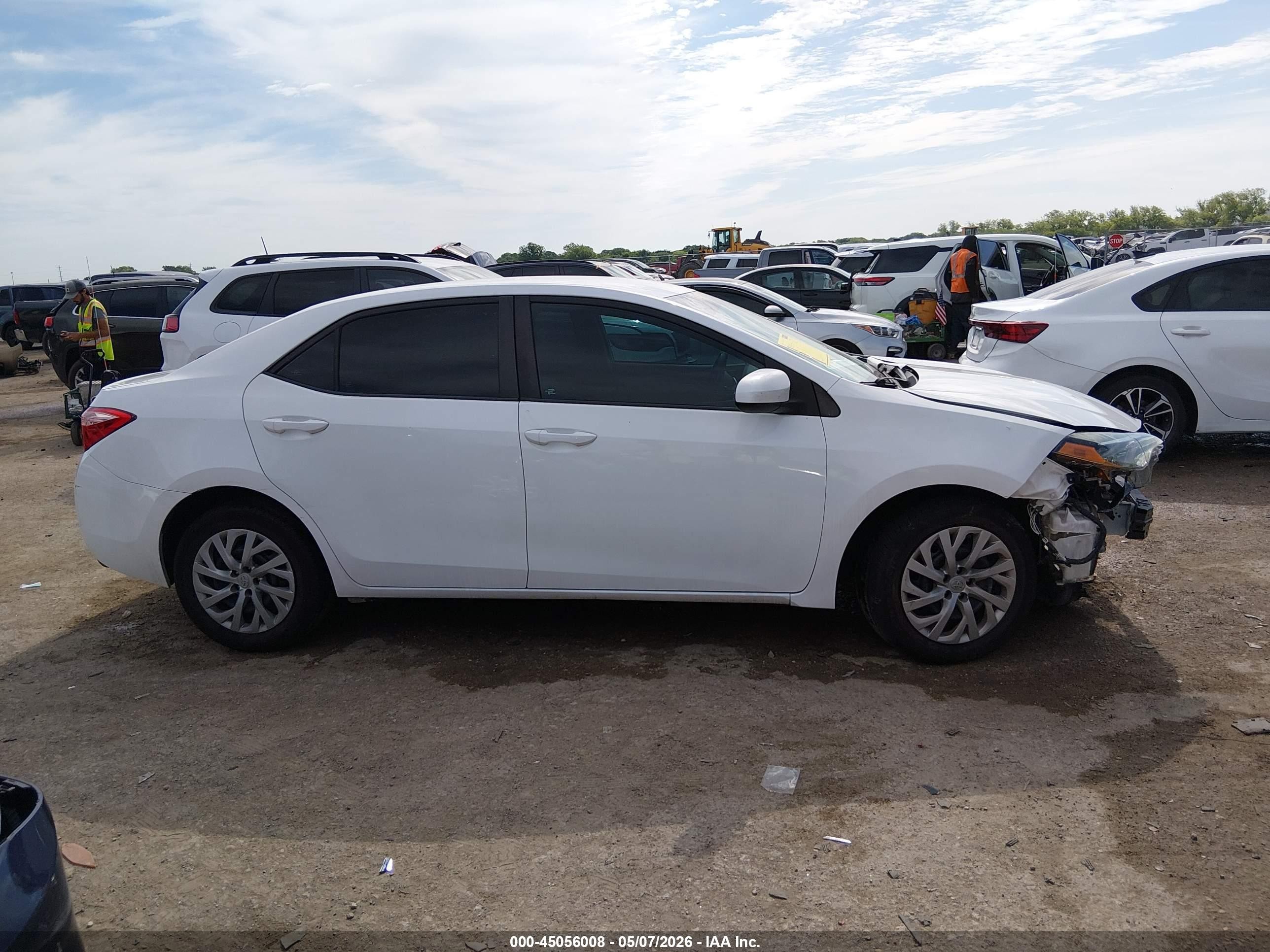 2018 Toyota Corolla Le White vin: 2T1BURHE0JC985909