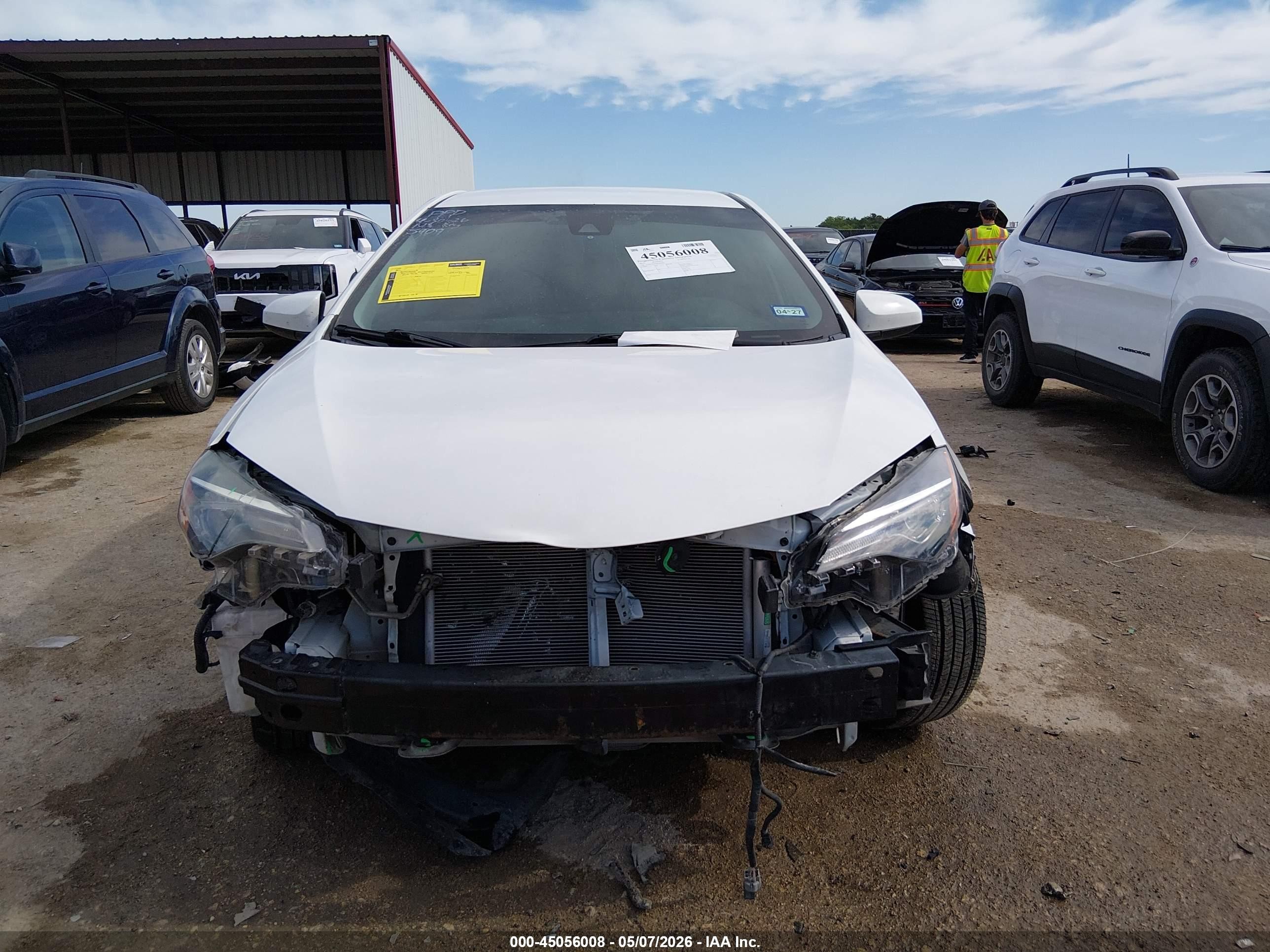 2018 Toyota Corolla Le White vin: 2T1BURHE0JC985909