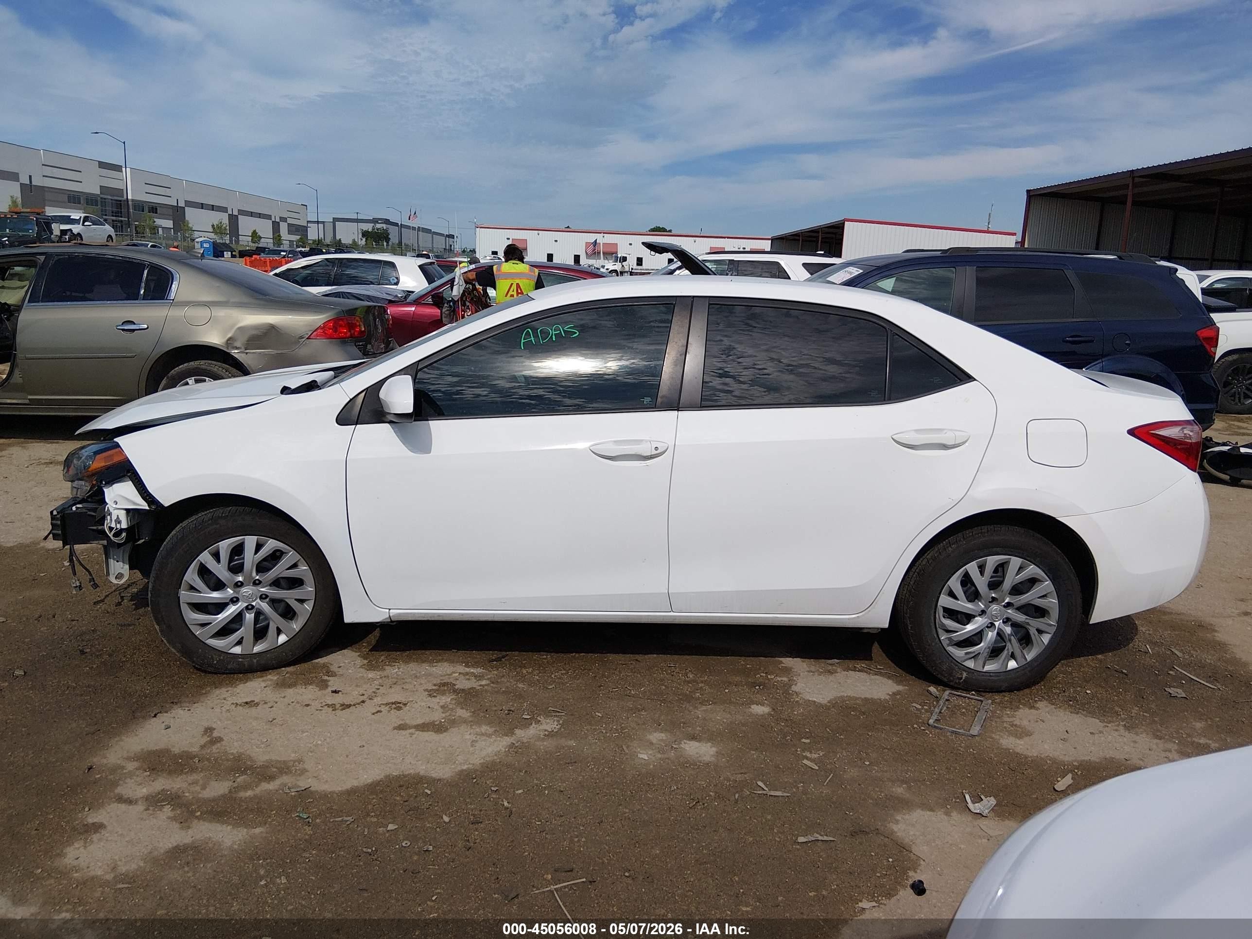 2018 Toyota Corolla Le White vin: 2T1BURHE0JC985909