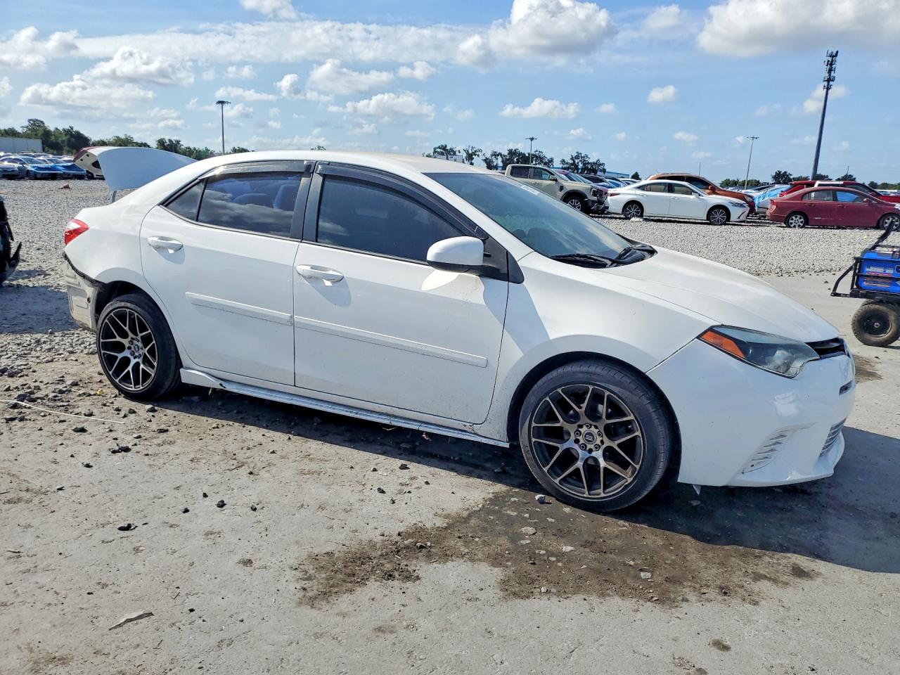 2015 Toyota Corolla Le White vin: 2T1BURHE1FC245681