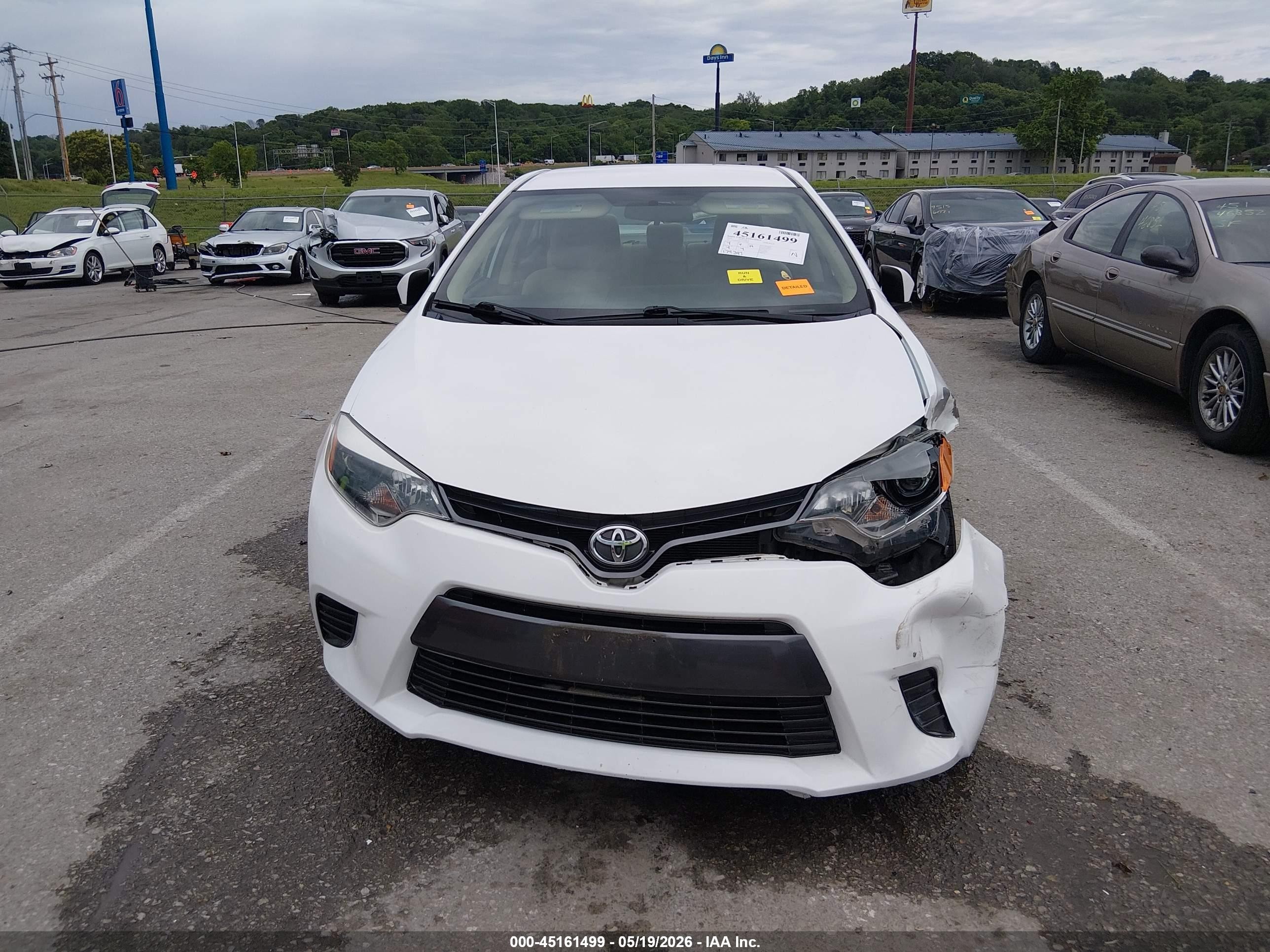 2015 Toyota Corolla Le White vin: 2T1BURHE1FC267986