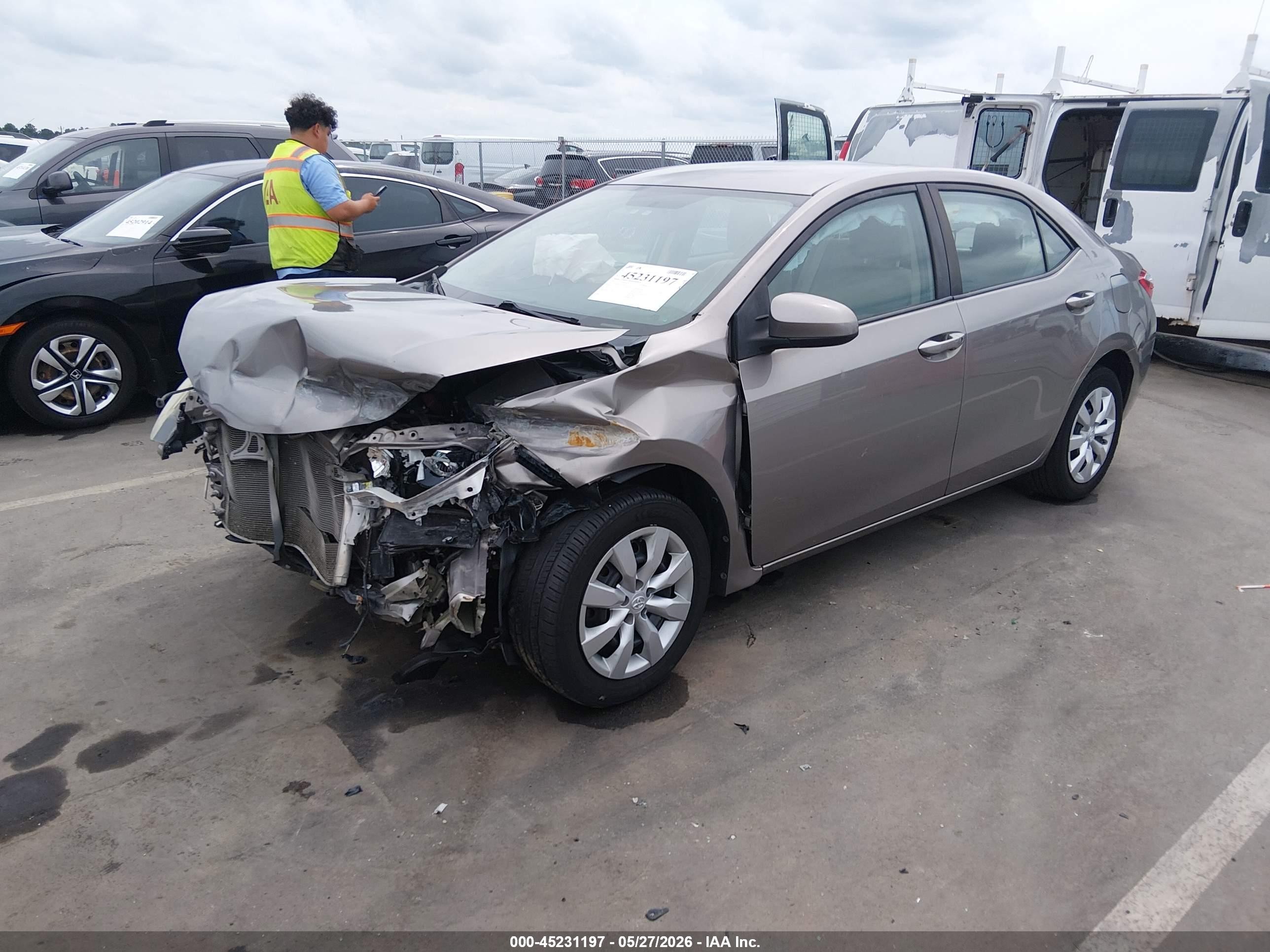 2015 Toyota Corolla Le Cream vin: 2T1BURHE1FC405395
