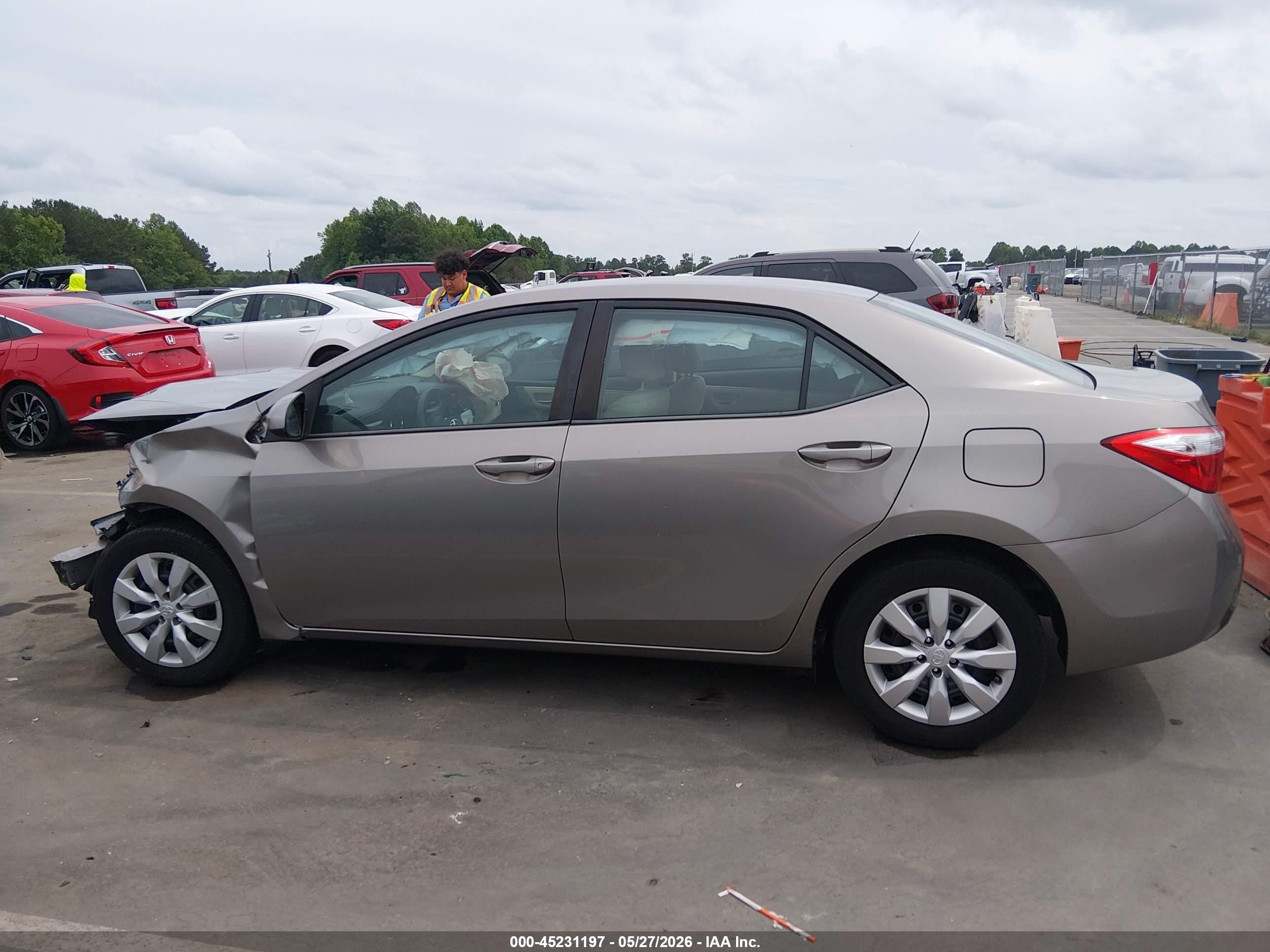 2015 Toyota Corolla Le Cream vin: 2T1BURHE1FC405395