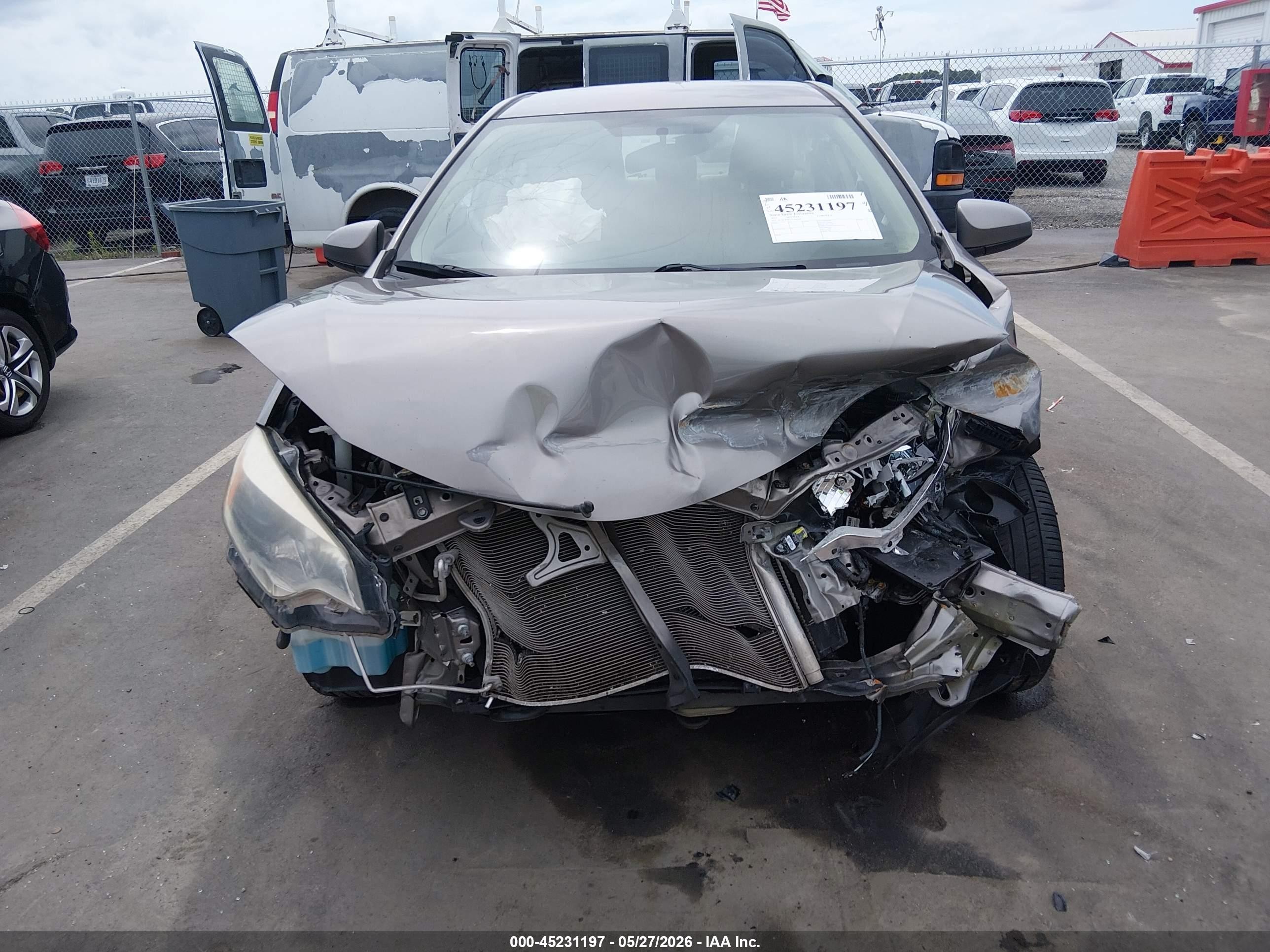 2015 Toyota Corolla Le Cream vin: 2T1BURHE1FC405395
