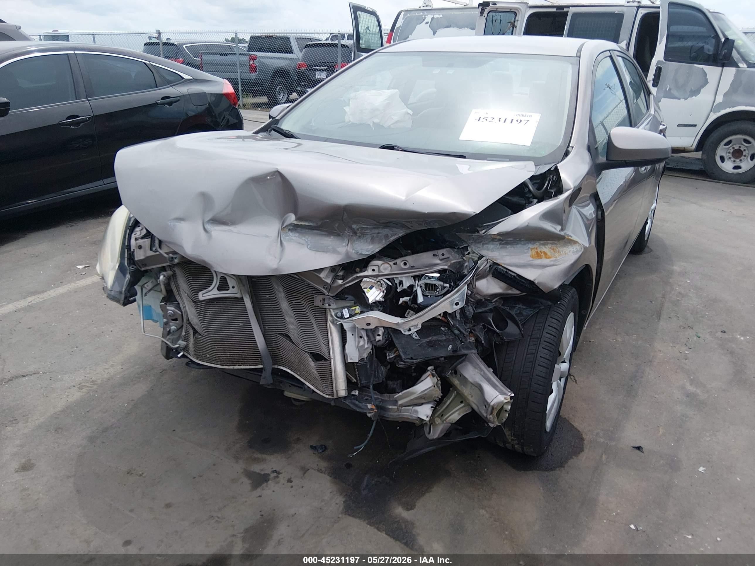 2015 Toyota Corolla Le Cream vin: 2T1BURHE1FC405395