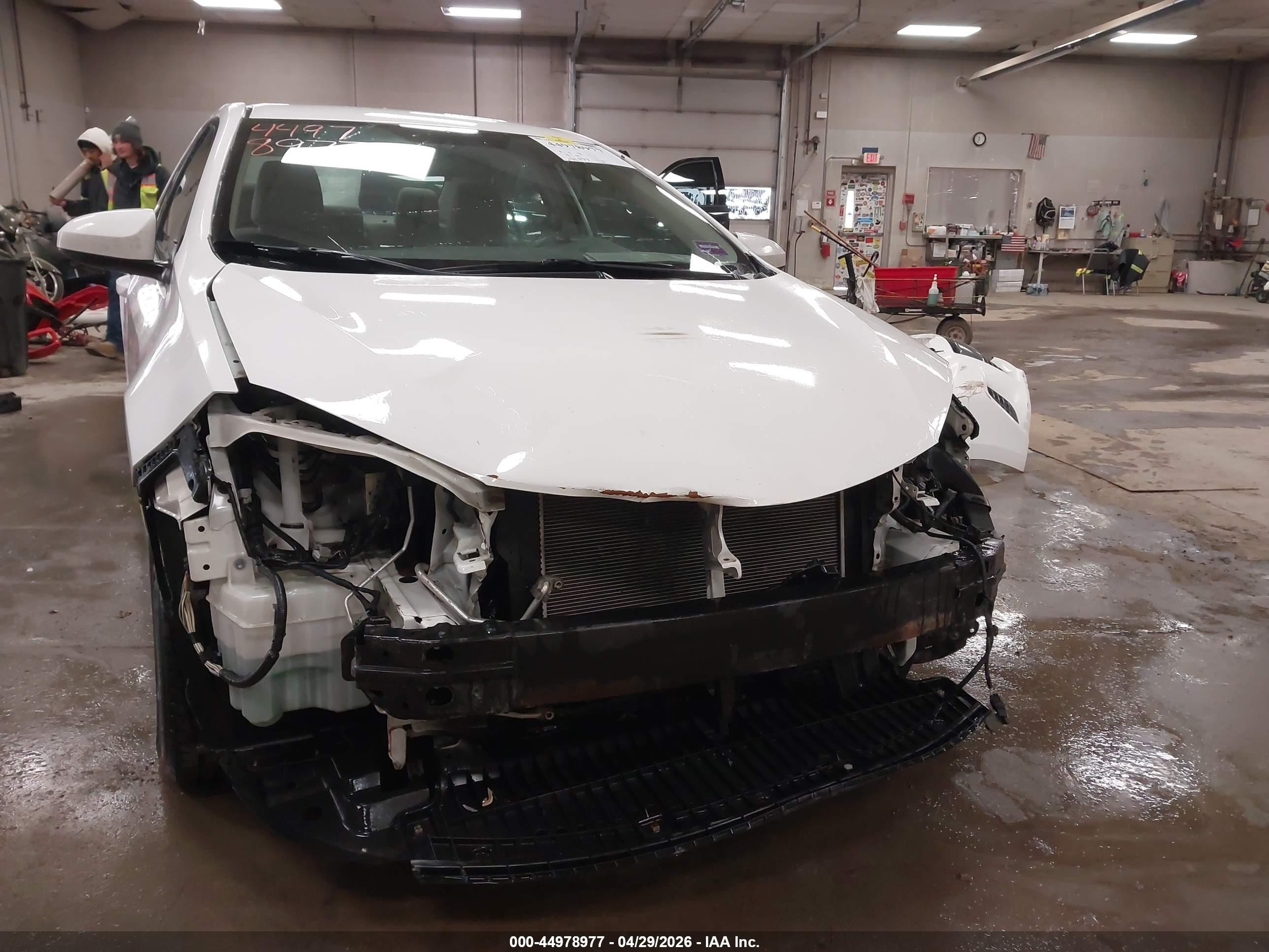 2015 Toyota Corolla Le White vin: 2T1BURHE1FC464818