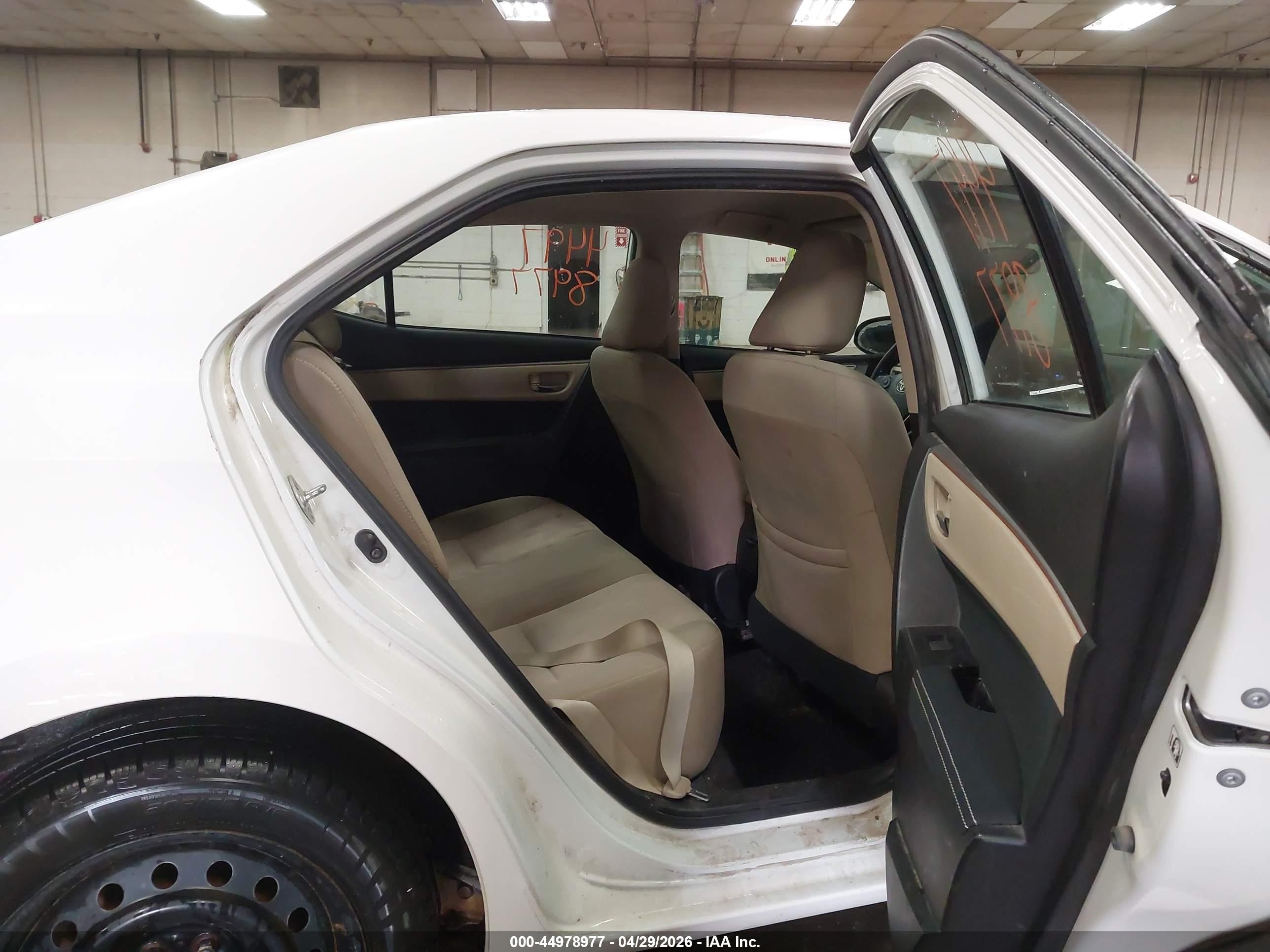 2015 Toyota Corolla Le White vin: 2T1BURHE1FC464818