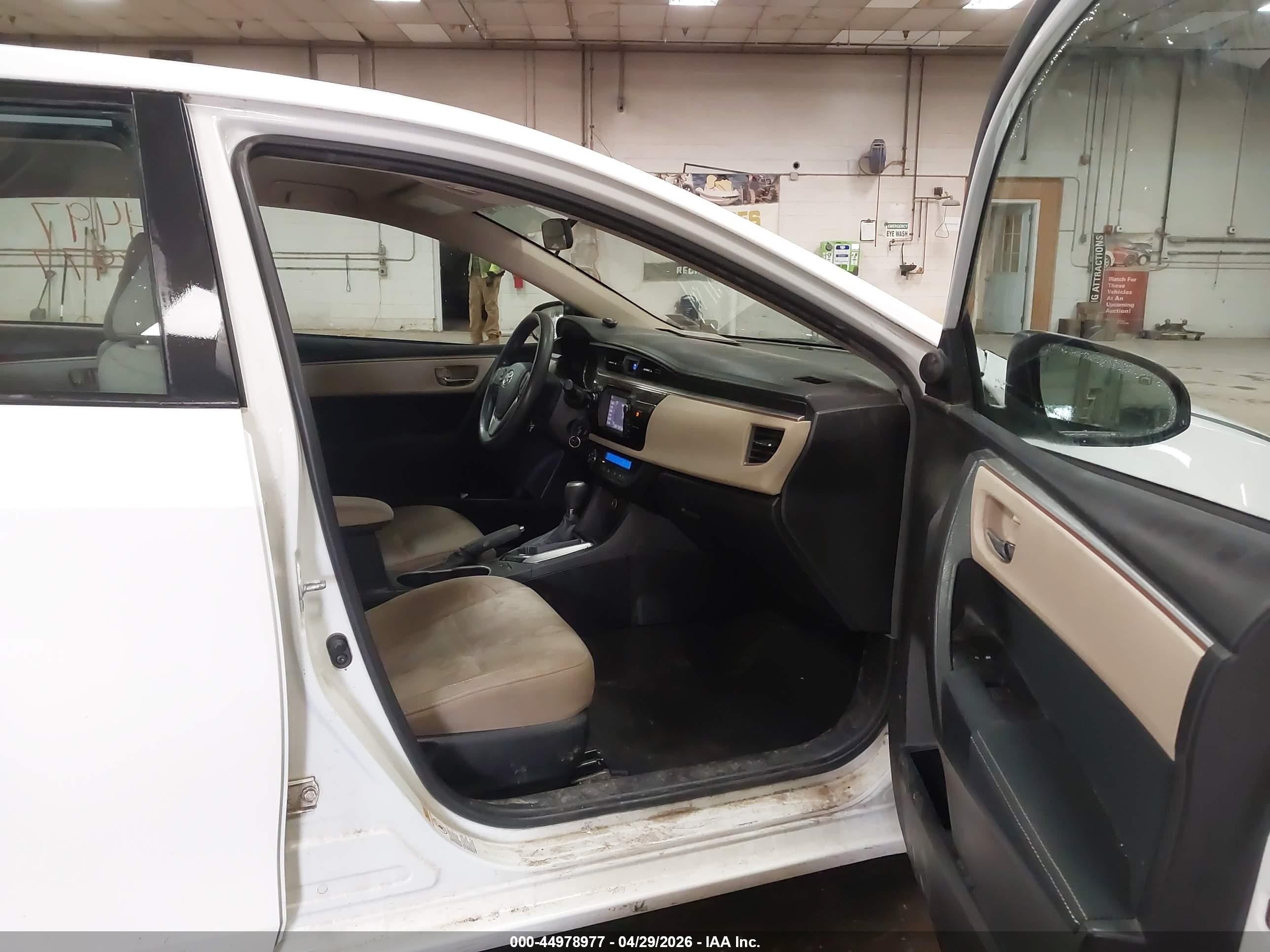 2015 Toyota Corolla Le White vin: 2T1BURHE1FC464818
