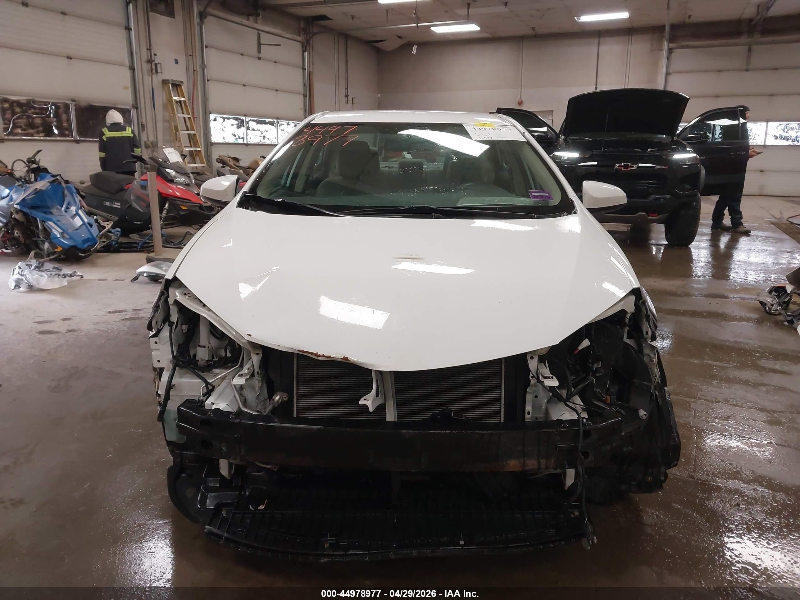 2015 Toyota Corolla Le White vin: 2T1BURHE1FC464818