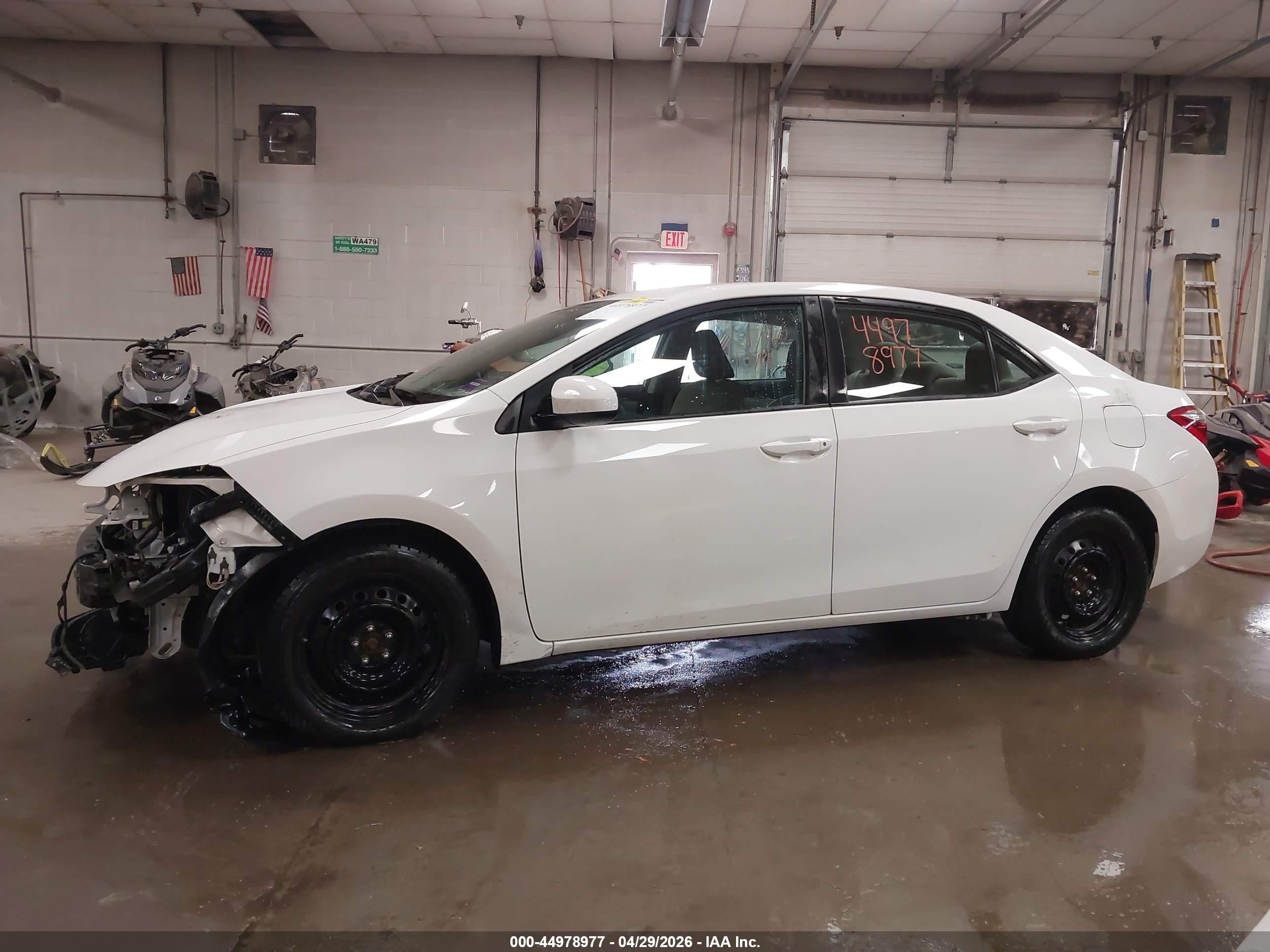2015 Toyota Corolla Le White vin: 2T1BURHE1FC464818